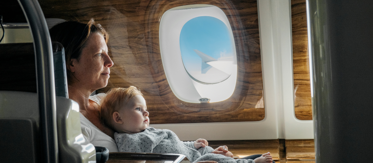 8 consejos prácticos para viajar en avión con tu bebé