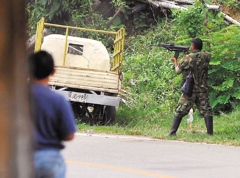 Combates entre Ejército y disidencias de las Farc dejan 450 personas confinadas en Cauca