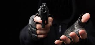 Policía detiene a dos sujetos por robo de un vehículo en Kennedy
