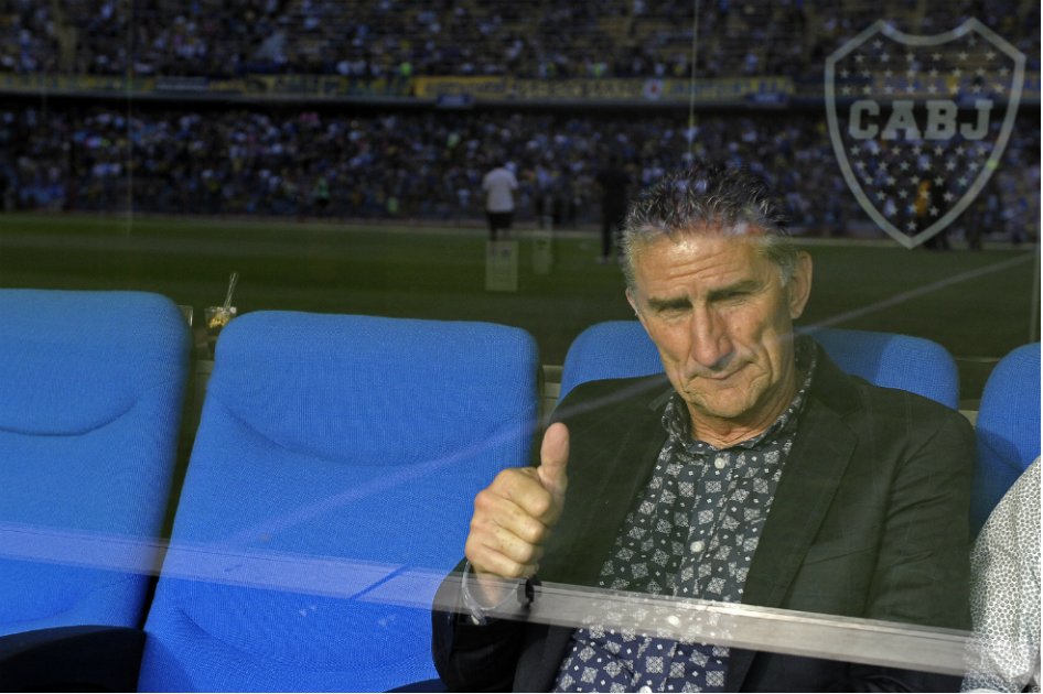 El seleccionador de Argentina, Edgardo Bauza, este domingo, observando el partido entre Boca Juniors y Rosario Central, en La Bombonera. / AFP