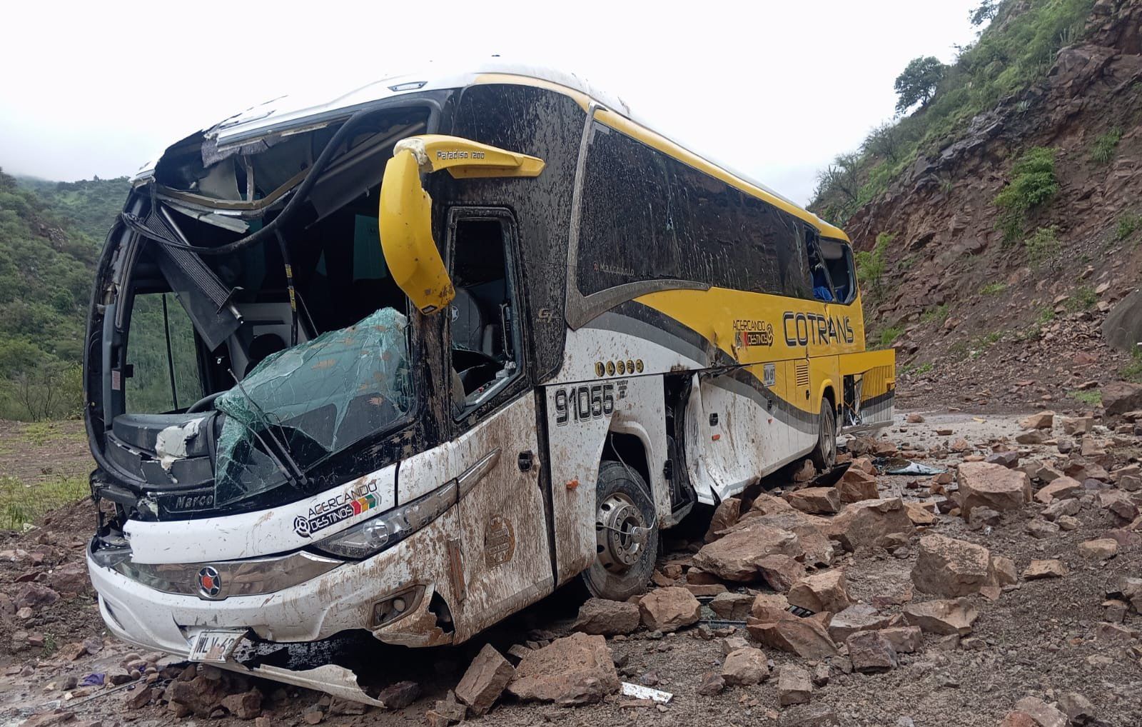 Una roca cayó sobre un bus en Enciso, Santander: un muerto y un herido