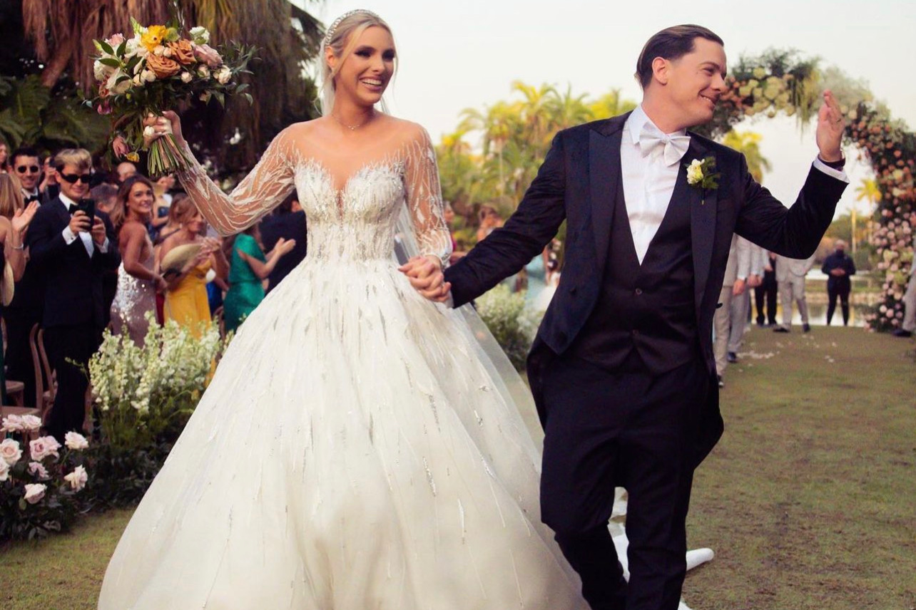 Este fin de semana la modelo Lele Pons y el cantante puertorriqueño Guaynaa celebraron su matrimonio con una lujosa ceremonia que contó con el acompañamiento de varias celebridades como Paris Hilton, Chayanne, Ricky Montaner, Sebastián Yatra, Anitta, Steve Aoki, Aitana, Camila Cabello, Lola Índigo, Natti Natasha, DJ Pantoja, Kim Loaiza, Becky G, Greeicy, entre otros.