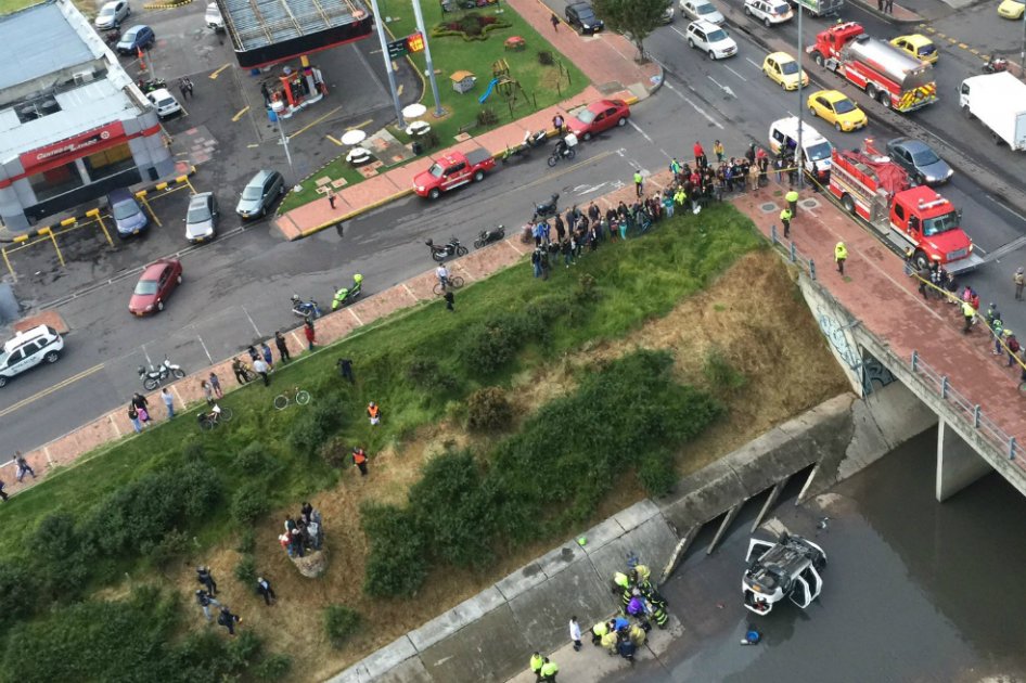 Un carro cayó a un caño en la calle 134