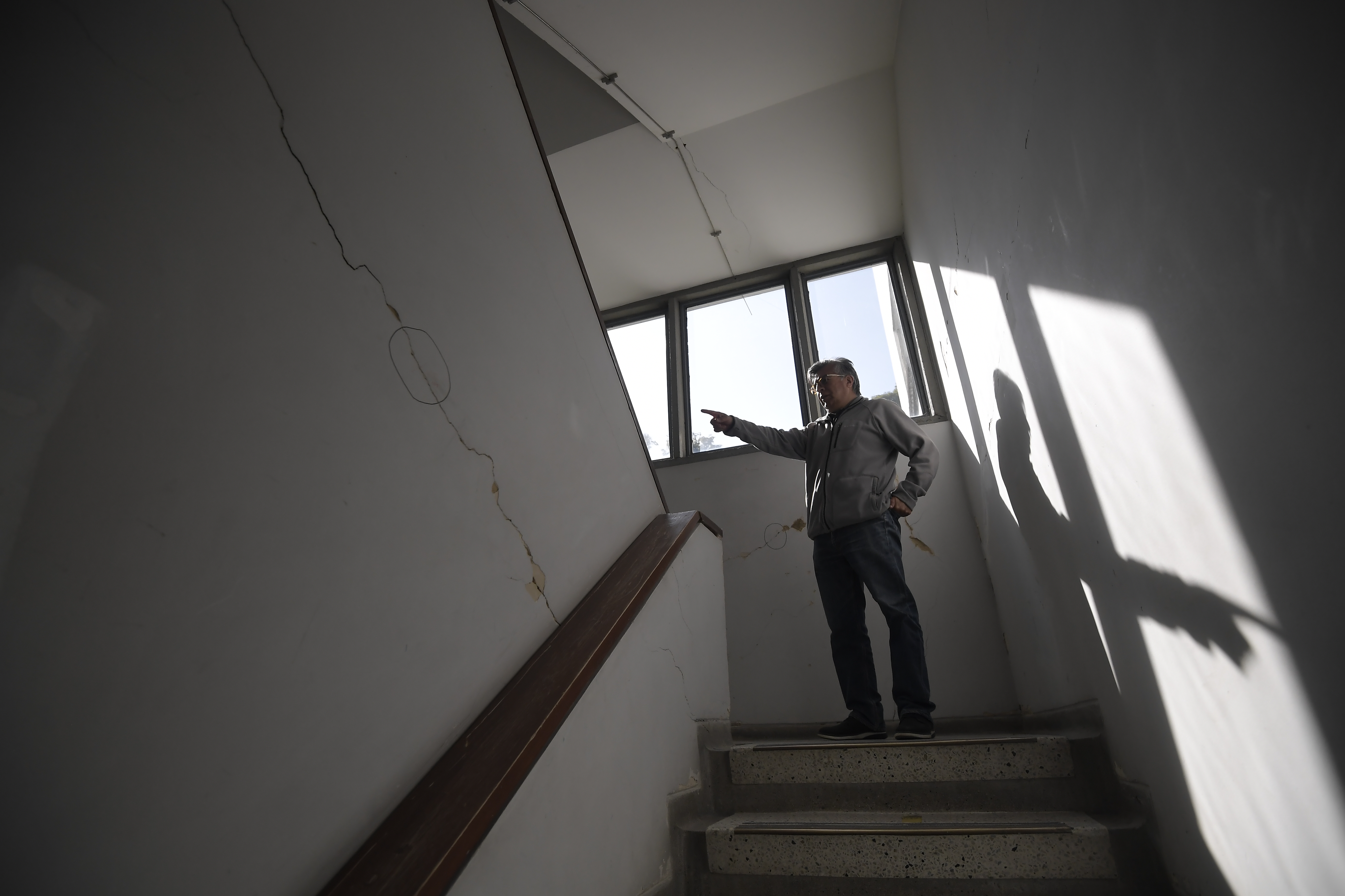 Recorrido por el departamento de Farmacia de la Universidad Nacional, sede Bogotá; se observa deterioro y grietas.