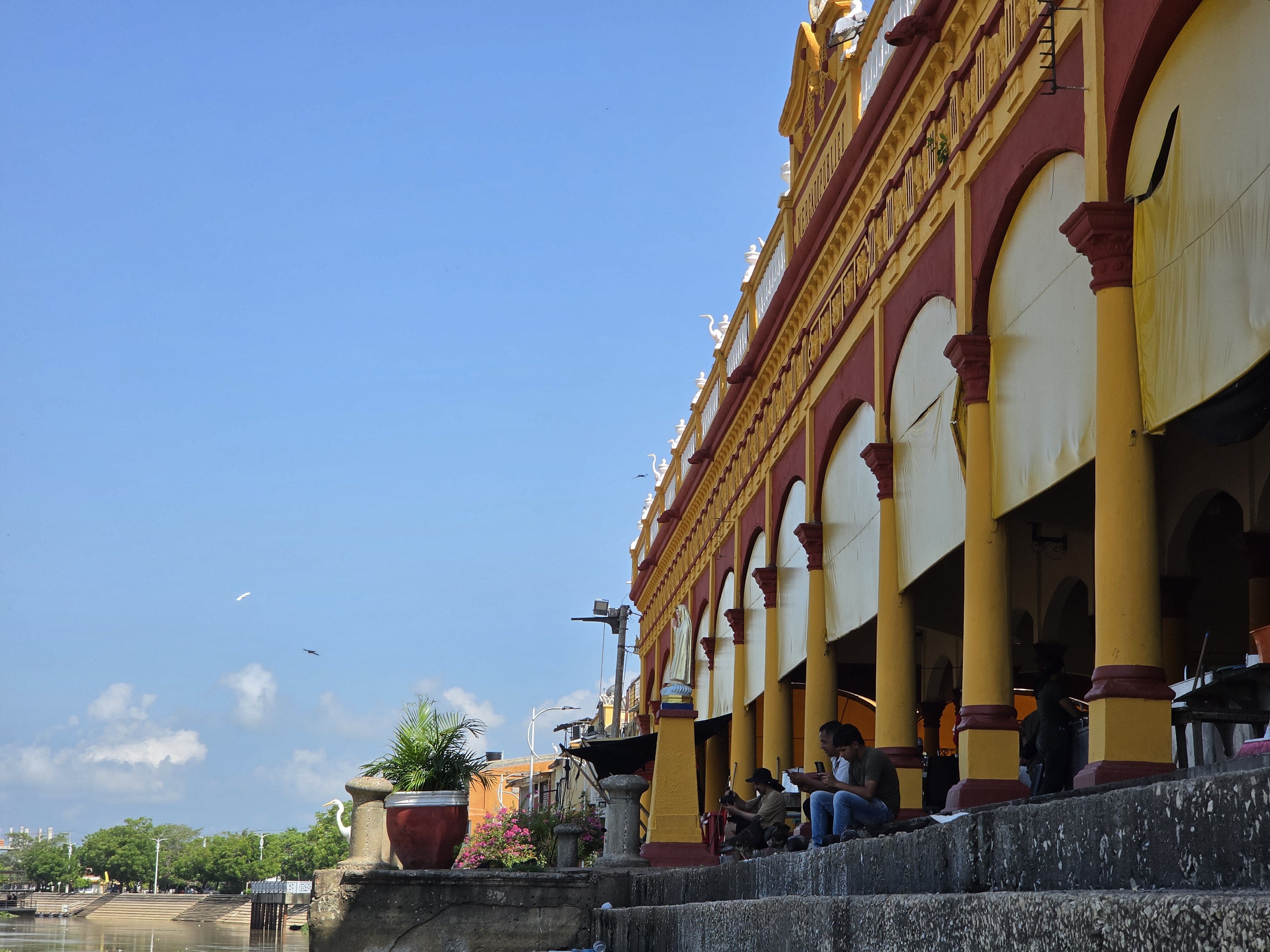 Lorica también hace parte de la Red de Pueblos Patrimonio de Colombia y es reconocida por conservar uno de los centros históricos más singulares del país. Su arquitectura convierte cada calle en un recorrido por la historia y el legado cultural que marcaron el desarrollo de la región. A ello se suma el emblemático Mercado Público, declarado Monumento Nacional y hoy Bien de Interés Cultural, una de las construcciones más representativas de la ciudad y símbolo de su riqueza patrimonial.