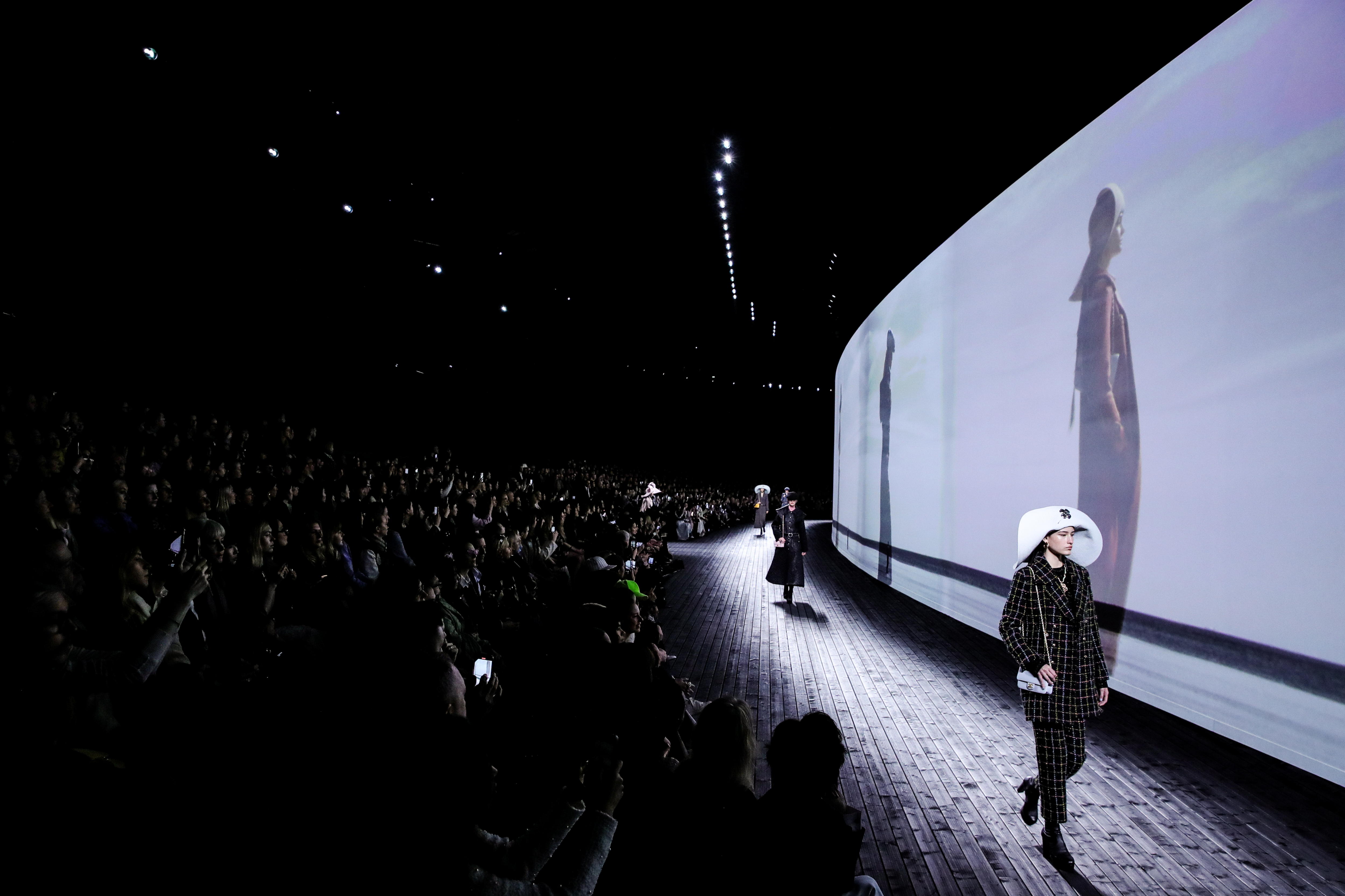 Chanel y su apuesta por las prendas envolventes y amplias