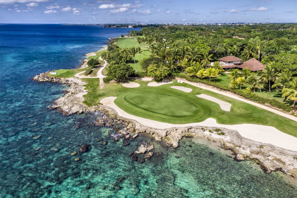 Jugando golf a la orilla del mar
