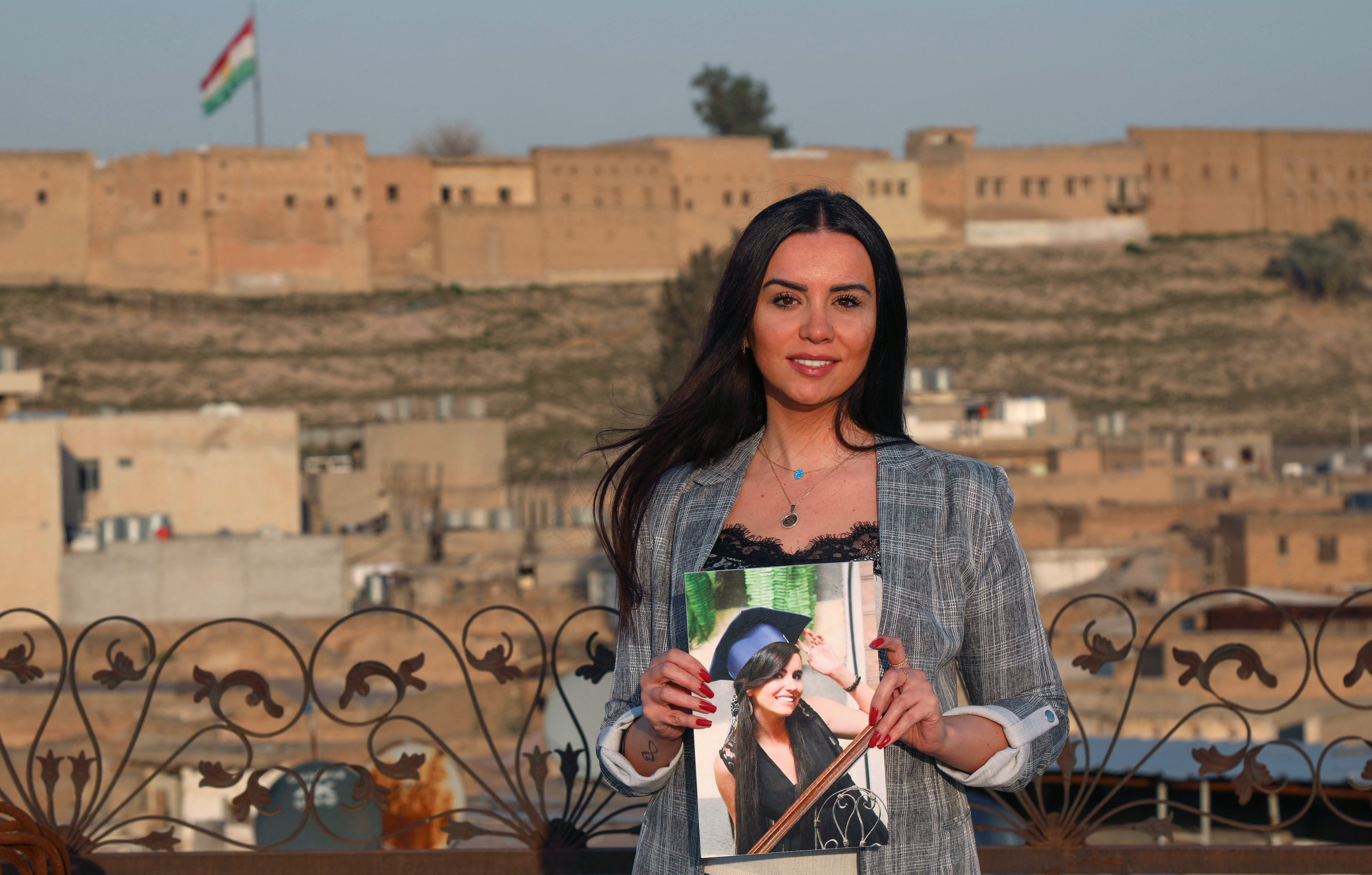 Dima al-Kaed, una periodista siria y refugiada de 29 años, posa para una foto en Arbil, la capital de la región autónoma kurda del norte de Irak, mientras sostiene  una foto de ella de 2013 durante su ceremonia de grado de la Universidad de Damasco. Durante la guerra, Kaed perdió a sus padres y su hogar cuando tenía veinte años. Llegó a Arbil a fines de 2020 sin esperanzas de regresar. "Soñé con cambiar el mundo, pero en cambio la guerra cambió el mío", dijo.