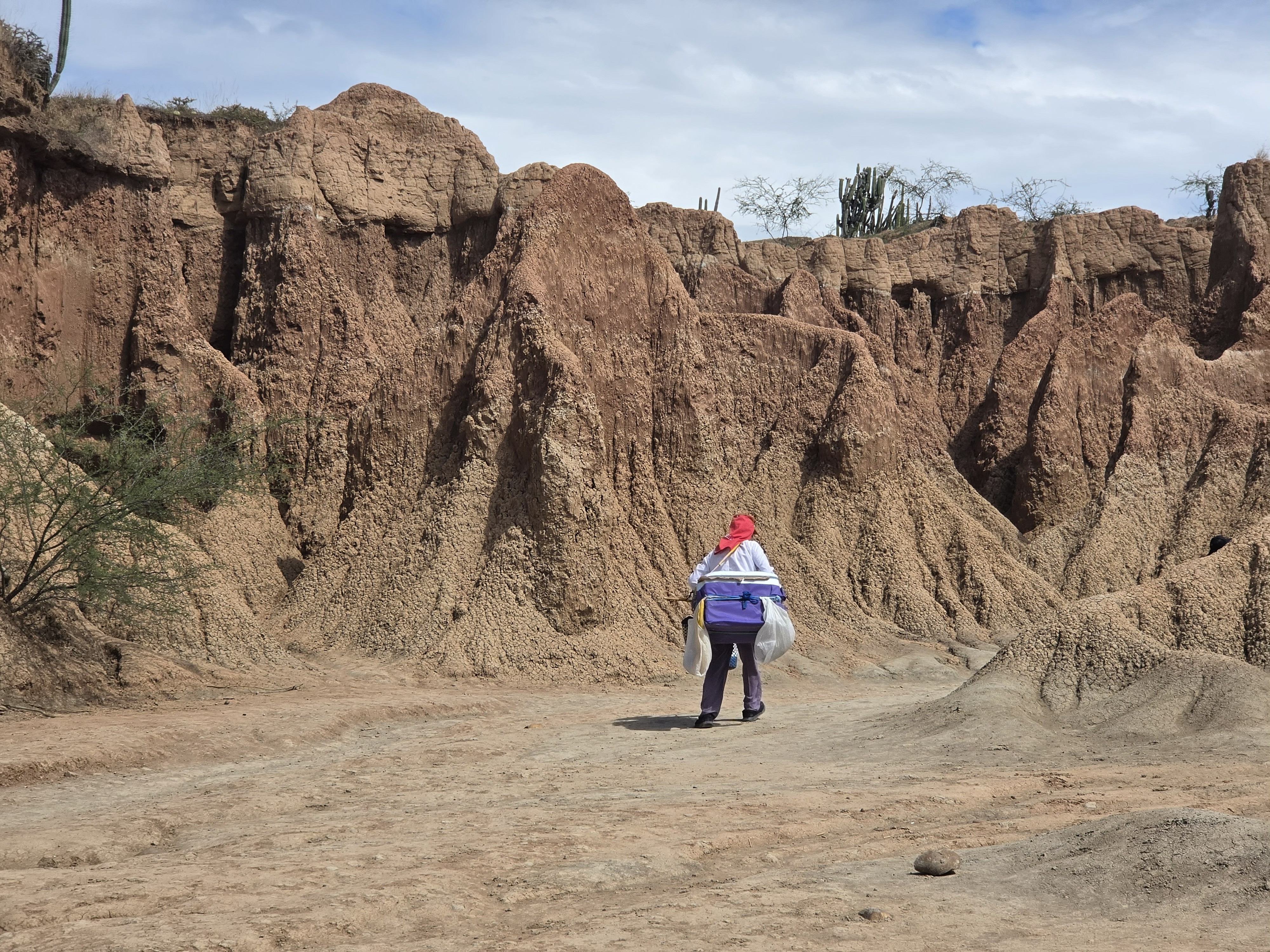 Otro de los grandes protagonistas es el sector de El Cusco, conocido como el Desierto Rojo. Allí encontrará senderos rodeados de laberintos naturales, cárcavas y estoraques de tonos rojizos que forman algunos de los paisajes más fotografiados de Colombia. El recorrido principal es gratuito y puede hacerse en aproximadamente una hora.