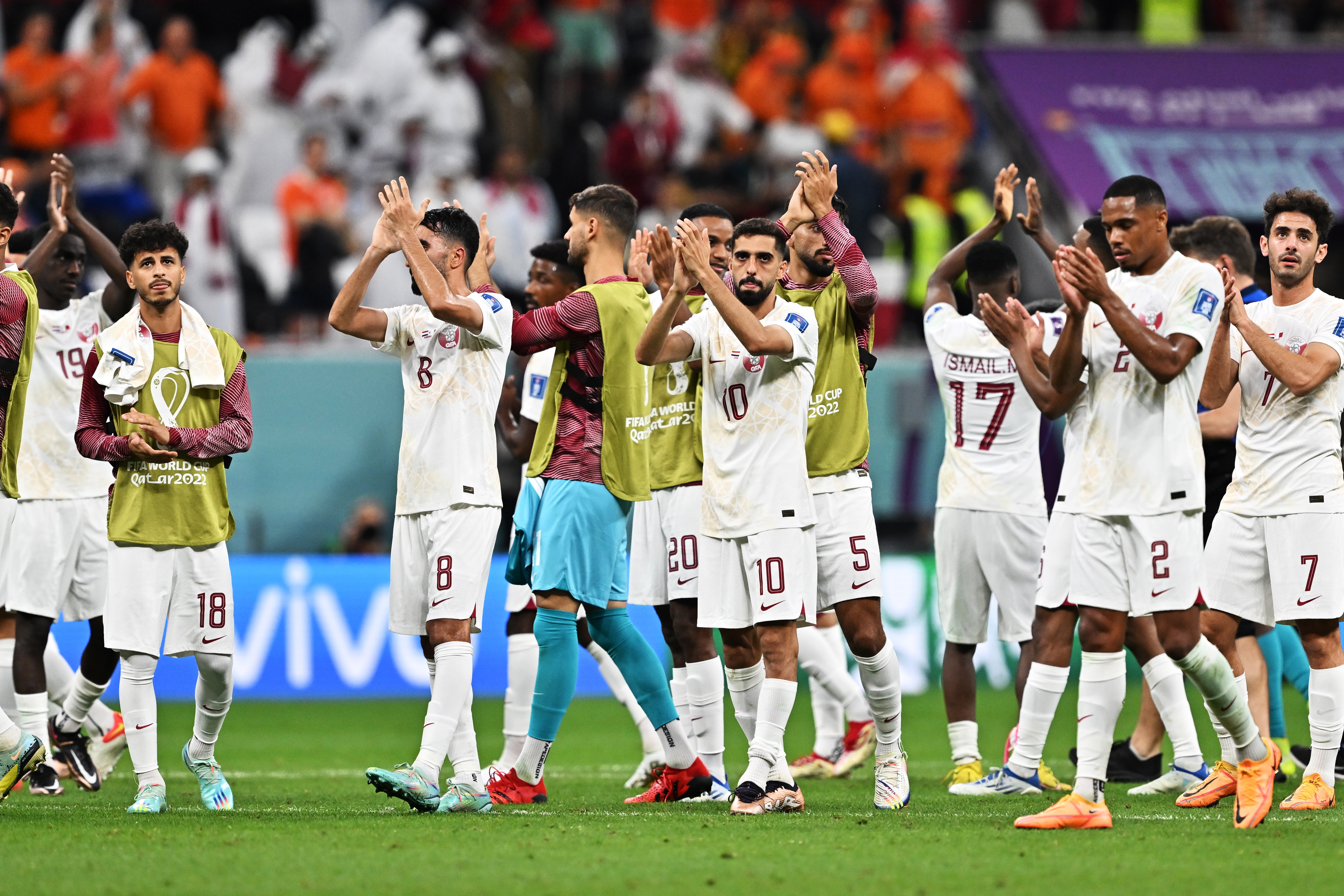 Al Khor (Qatar), 29/11/2022.- Players of Qatar greet their fans after the FIFA World Cup 2022 group A soccer match between the Netherlands and Qatar at Al Bayt Stadium in Al Khor, Qatar, 29 November 2022. (Mundial de Fútbol, Países Bajos; Holanda, Catar) EFE/EPA/Noushad Thekkayil
