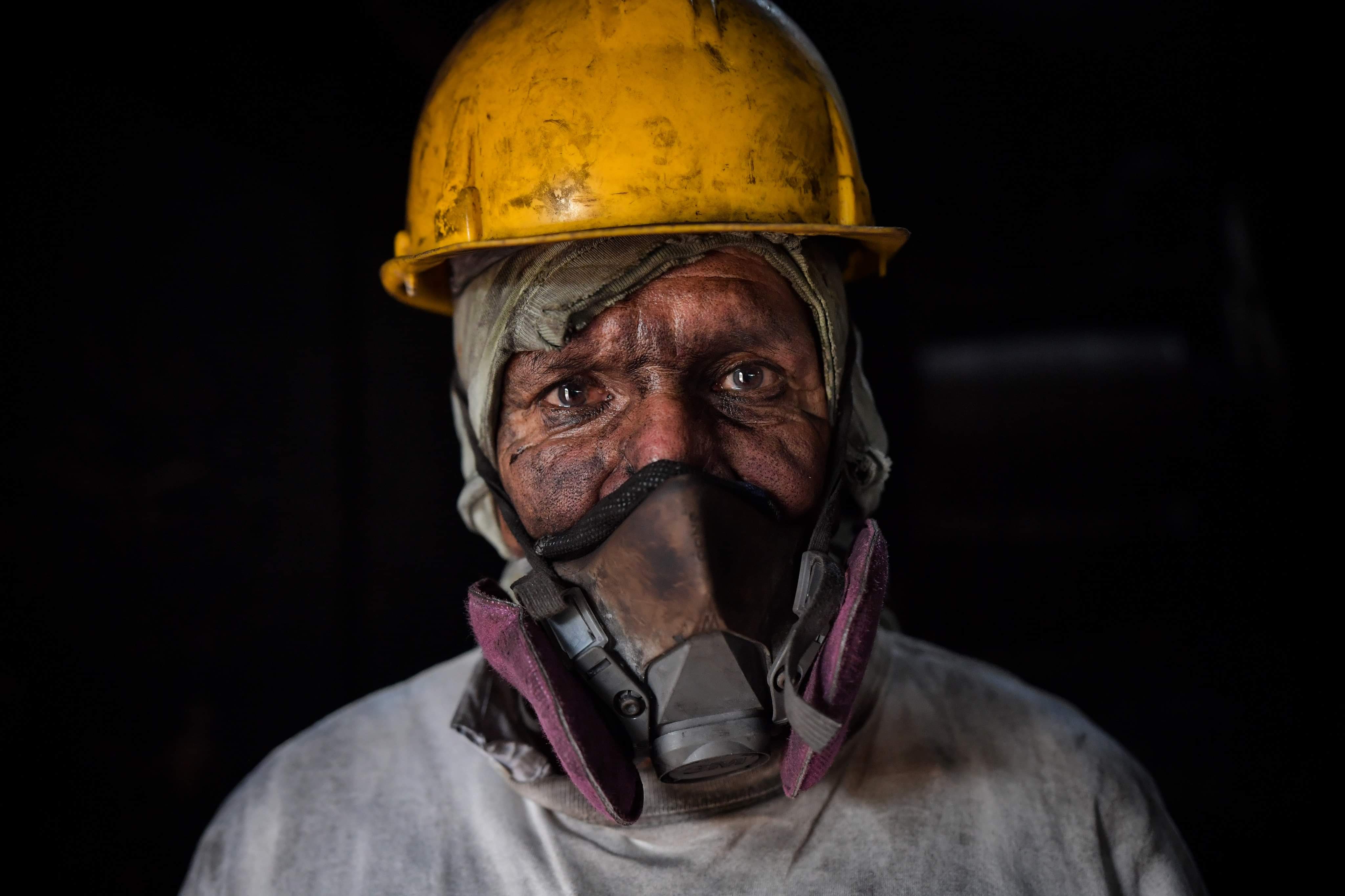 Un empleado de una fábrica de ladrillo, durante la reactivación de la industria de la construcción después del covid-19.