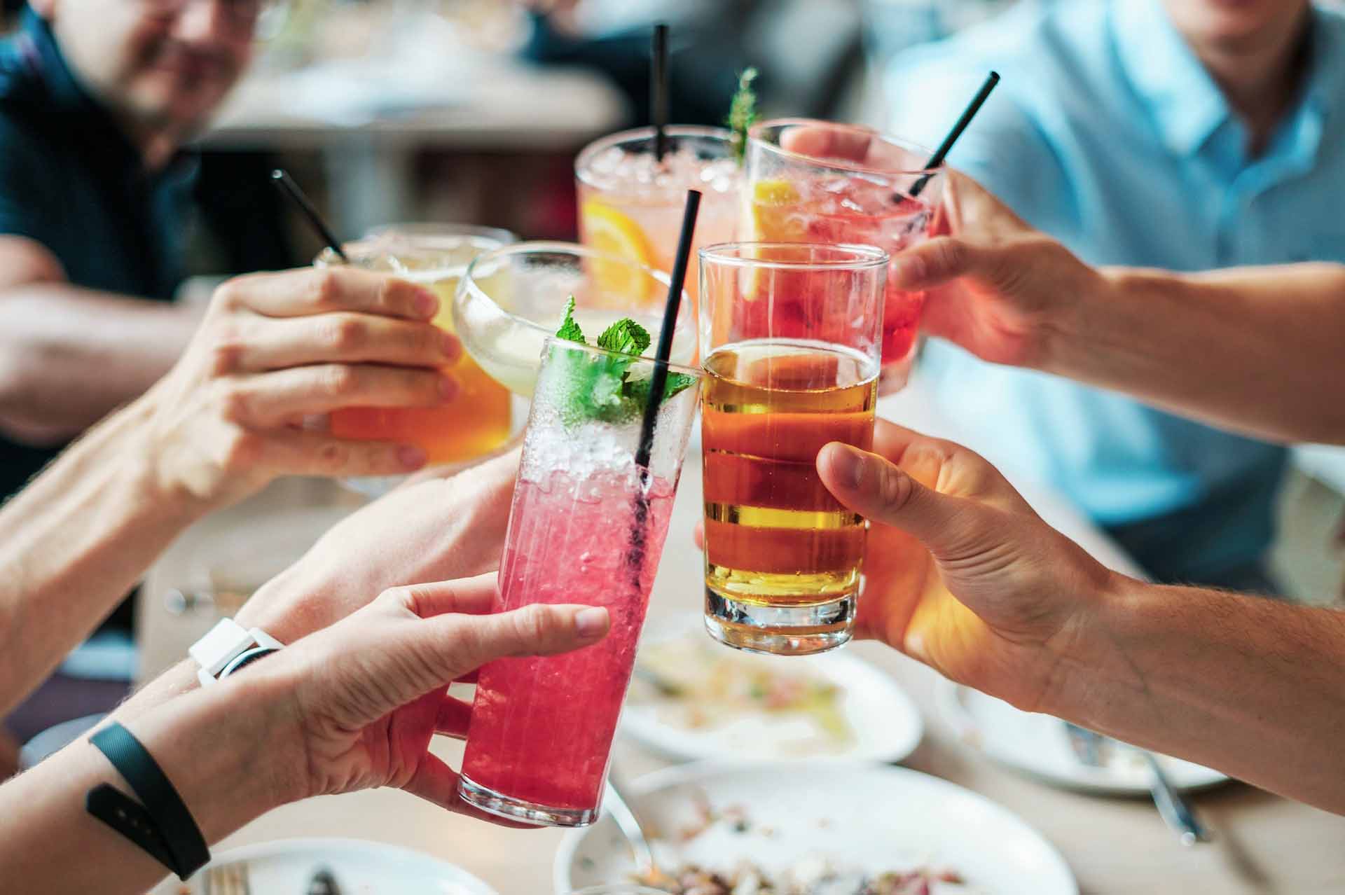 ¿Es hora de que las etiquetas de bebidas alcohólicas adviertan el riesgo de cáncer?