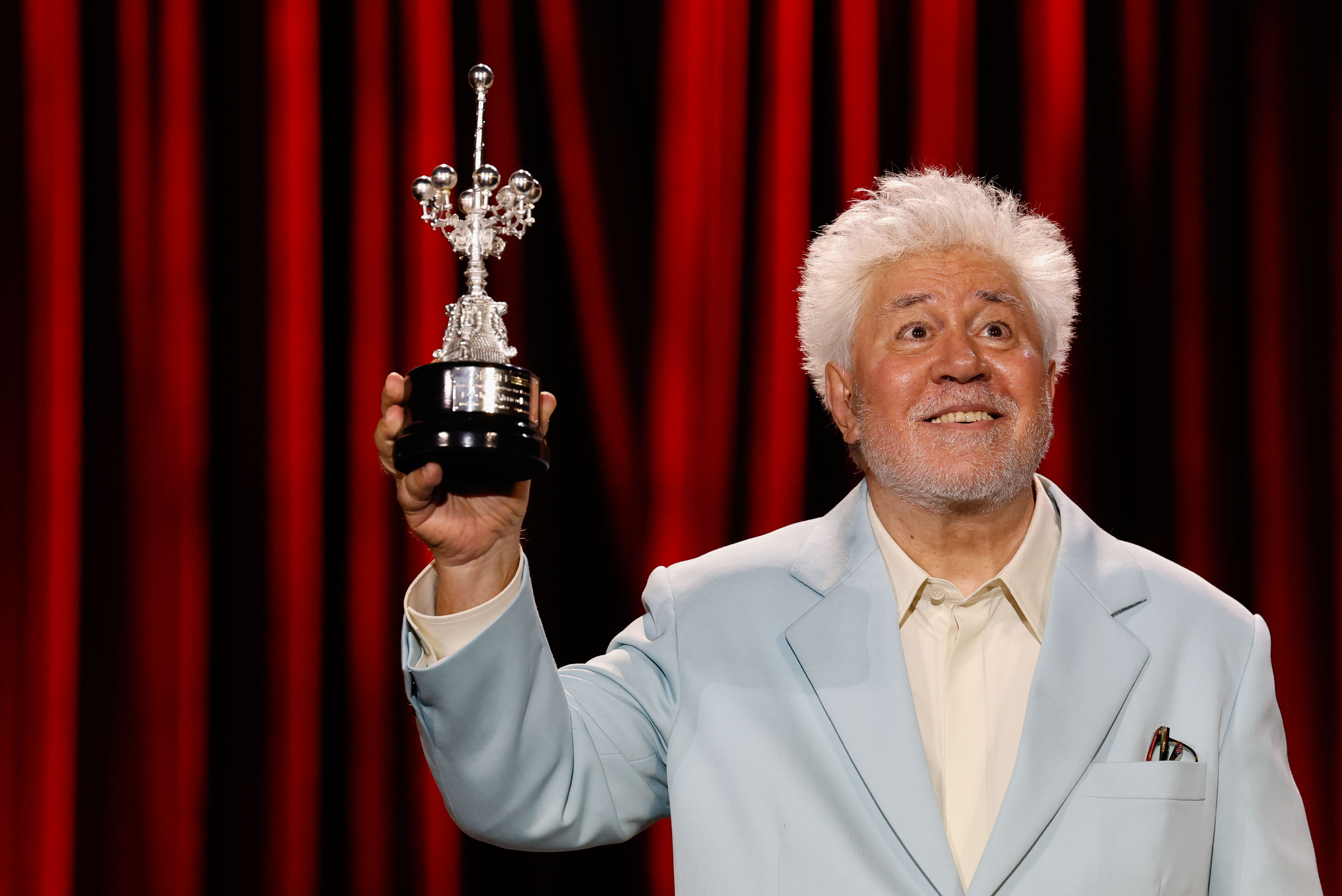 SAN SEBASTIÁN, 26/09/2024.- El director de cine español Pedro Almodóvar recibe el Premio Donostia en el Festival de Cine de San Sebastián. EFE/Juan Herrero