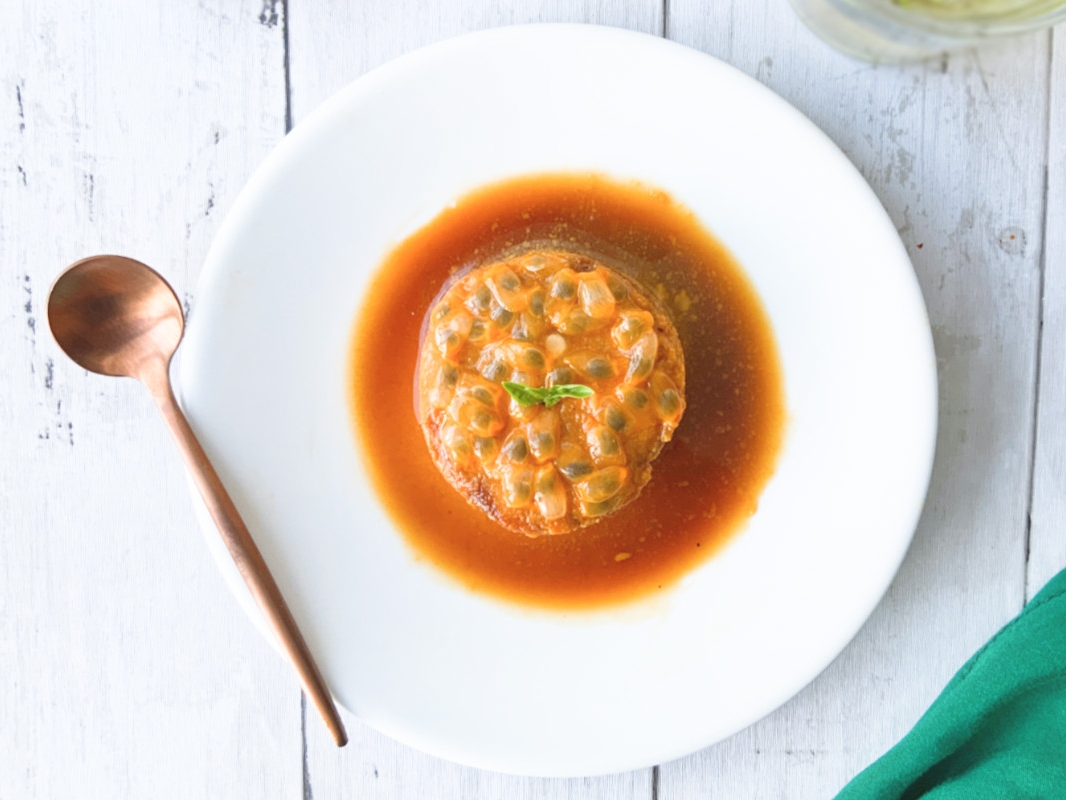 Un delicioso flan de maracuyá sin azúcar refinada