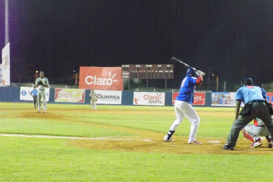 Indios se complican en la Copa Claro Sports de Béisbol.