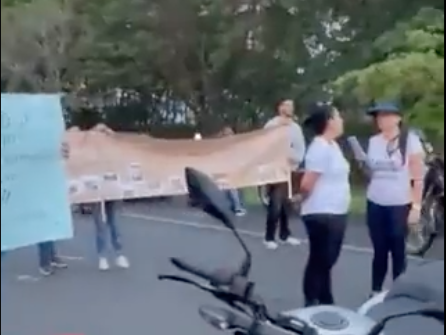Bloquean vía Palmira-Cali: protestan por retrasos en entrega de viviendas