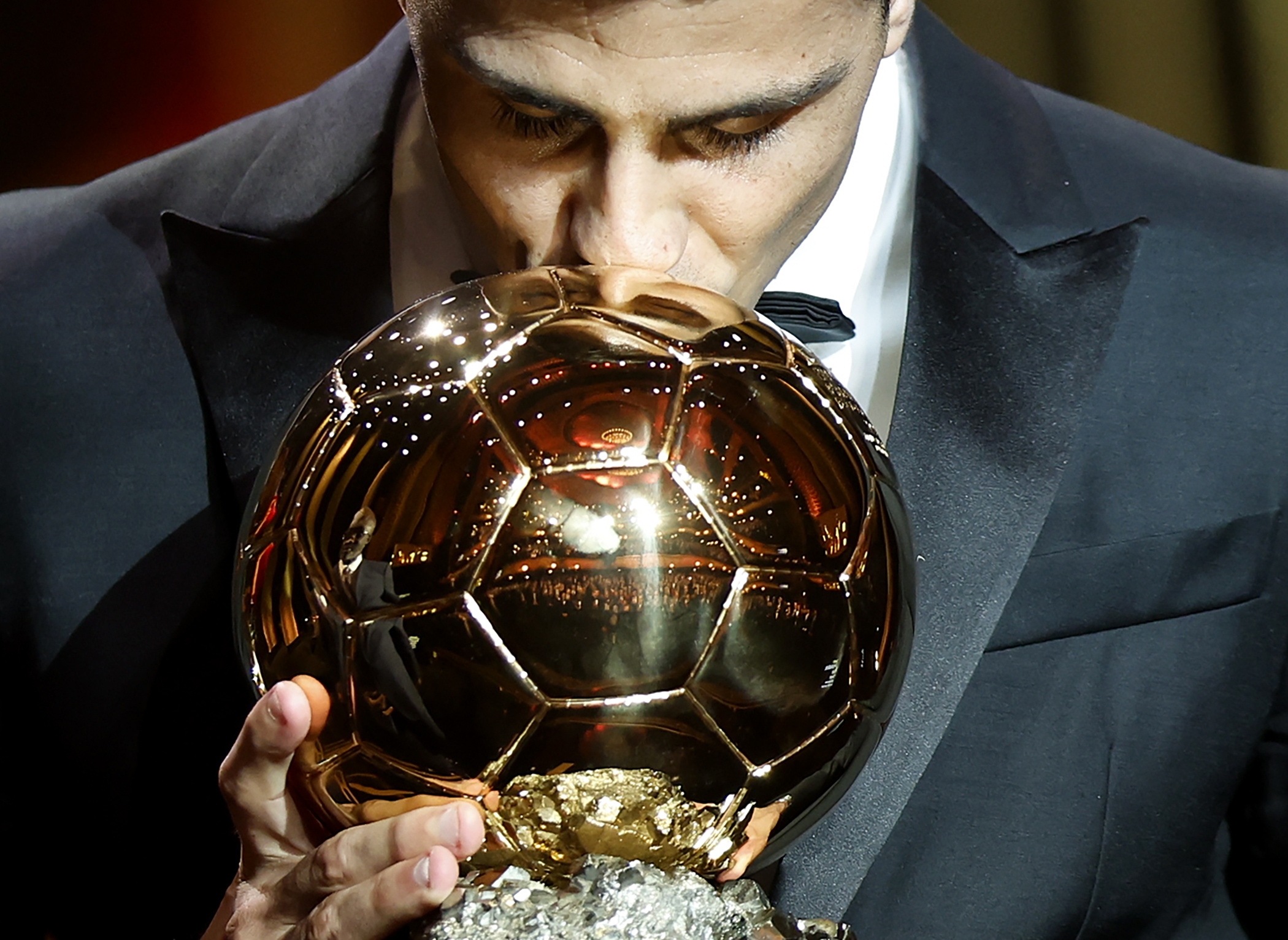 Paris (France), 28/10/2024.- Manchester City and Spain midfielder Rodri kisses the trophy after winning the Men's Ballon d'Or 2024 award at the Ballon d'Or 2024 ceremony at the Theatre du Chatelet in Paris, France, 28 October 2024. (Francia, España) EFE/EPA/MOHAMMED BADRA