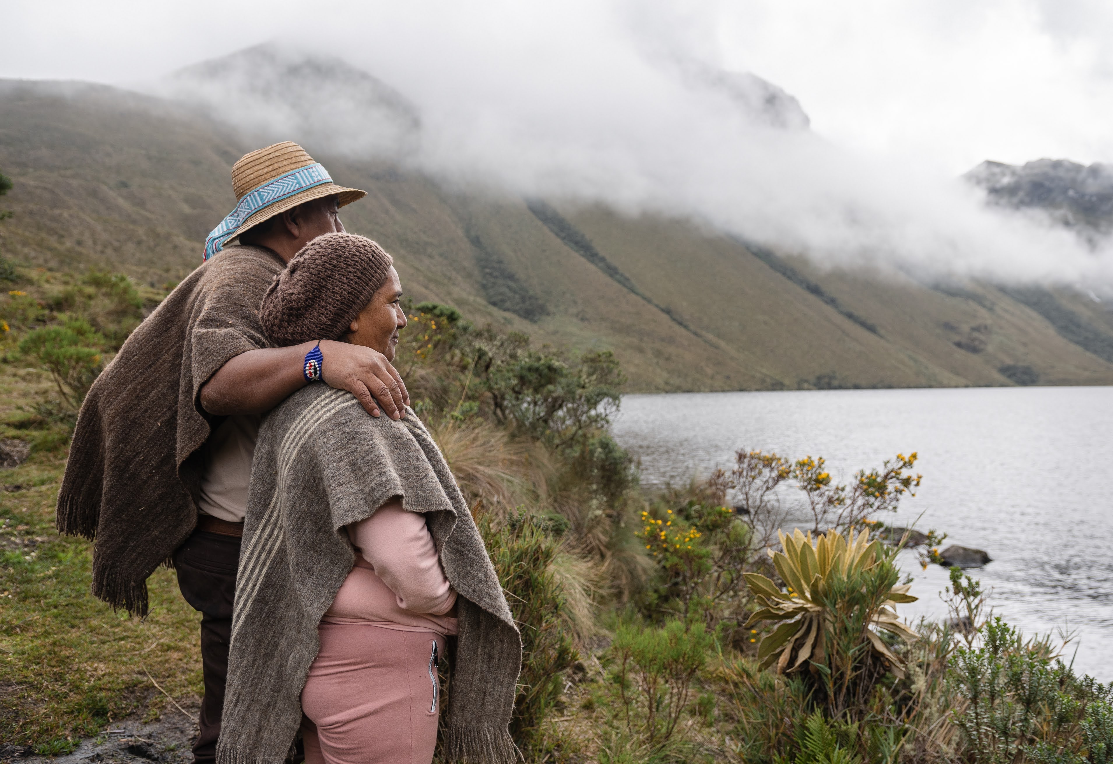 Elicerio Vitonás y Arsené Sandoval, sabedores ancestrales del pueblo indígena Nasa, se casaron en la laguna de Paez hace 38 años.