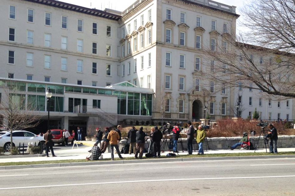 Familiares de Bobbi Kristina Brown realizan vigilia en el hospital