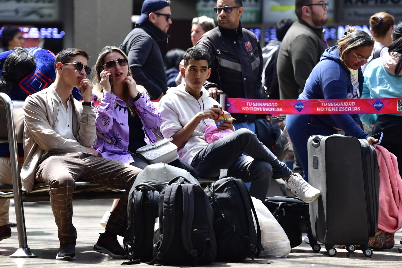 Asimismo, los viajeros contarán con más de 350 personas, entre personal logístico, de salud, Policía Nacional y vigilancia privada, para la seguridad de los ciudadanos en los tres terminales de la capital.