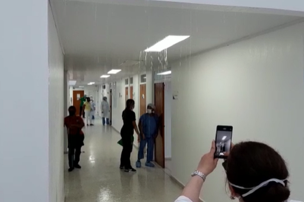 En plena visita de la Procuraduría, se inundó el hospital de San Andrés