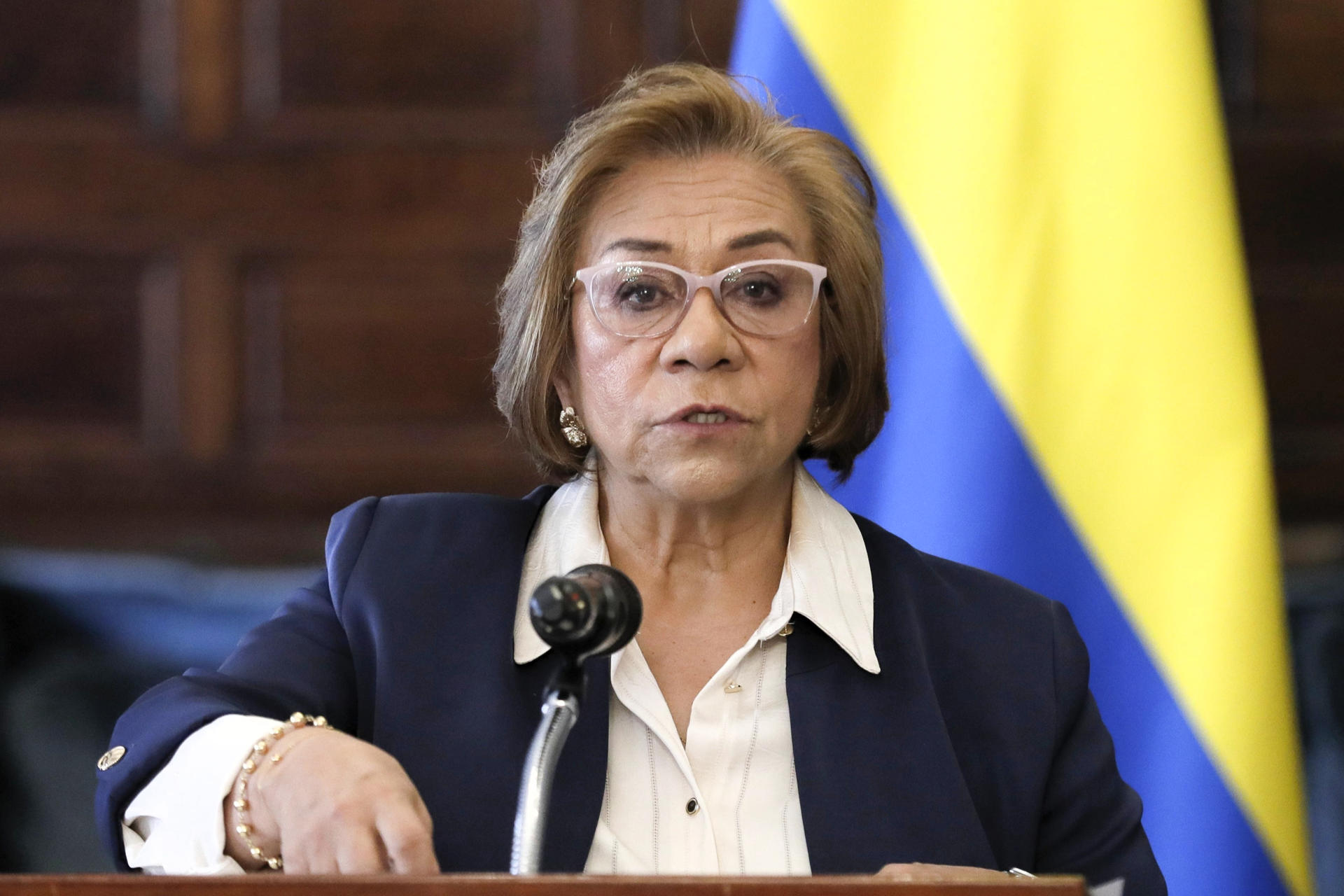 AME8997. BOGOTÁ (COLOMBIA), 17/10/2025.- La canciller colombiana, Rosa Yolanda Villavicencio Mapy, habla durante una rueda de prensa este viernes, en Bogotá (Colombia). El Gobierno colombiano espera la asistencia de al menos una docena de mandatarios a la IV Cumbre de la Comunidad de Estados Latinoamericanos y Caribeños (Celac) y la Unión Europea (UE) que se celebrará en noviembre en la ciudad caribeña de Santa Marta, informó Rosa Villavicencio. EFE/ Carlos Ortega

