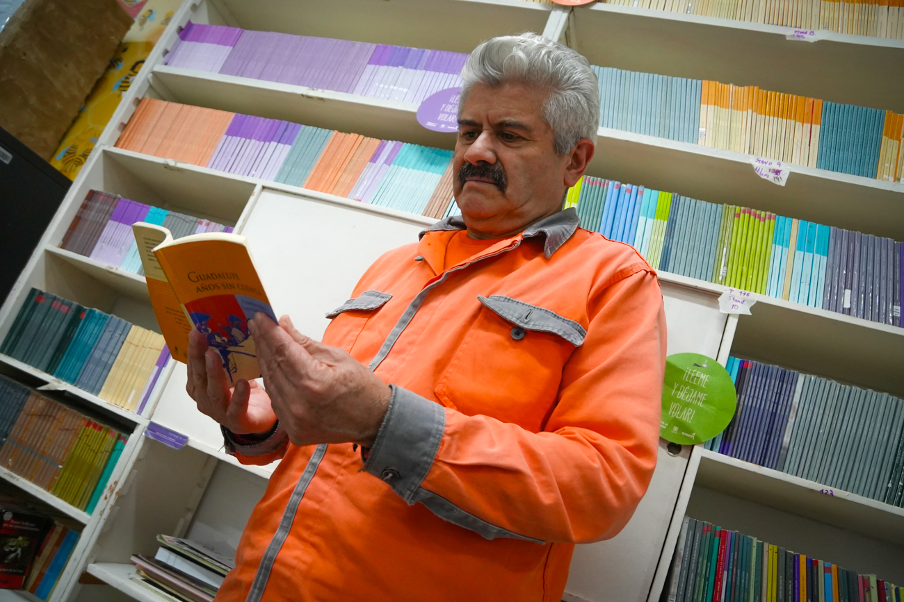 El Profe Julio: el bibliotecario de la Cárcel Distrital que escribe su historia