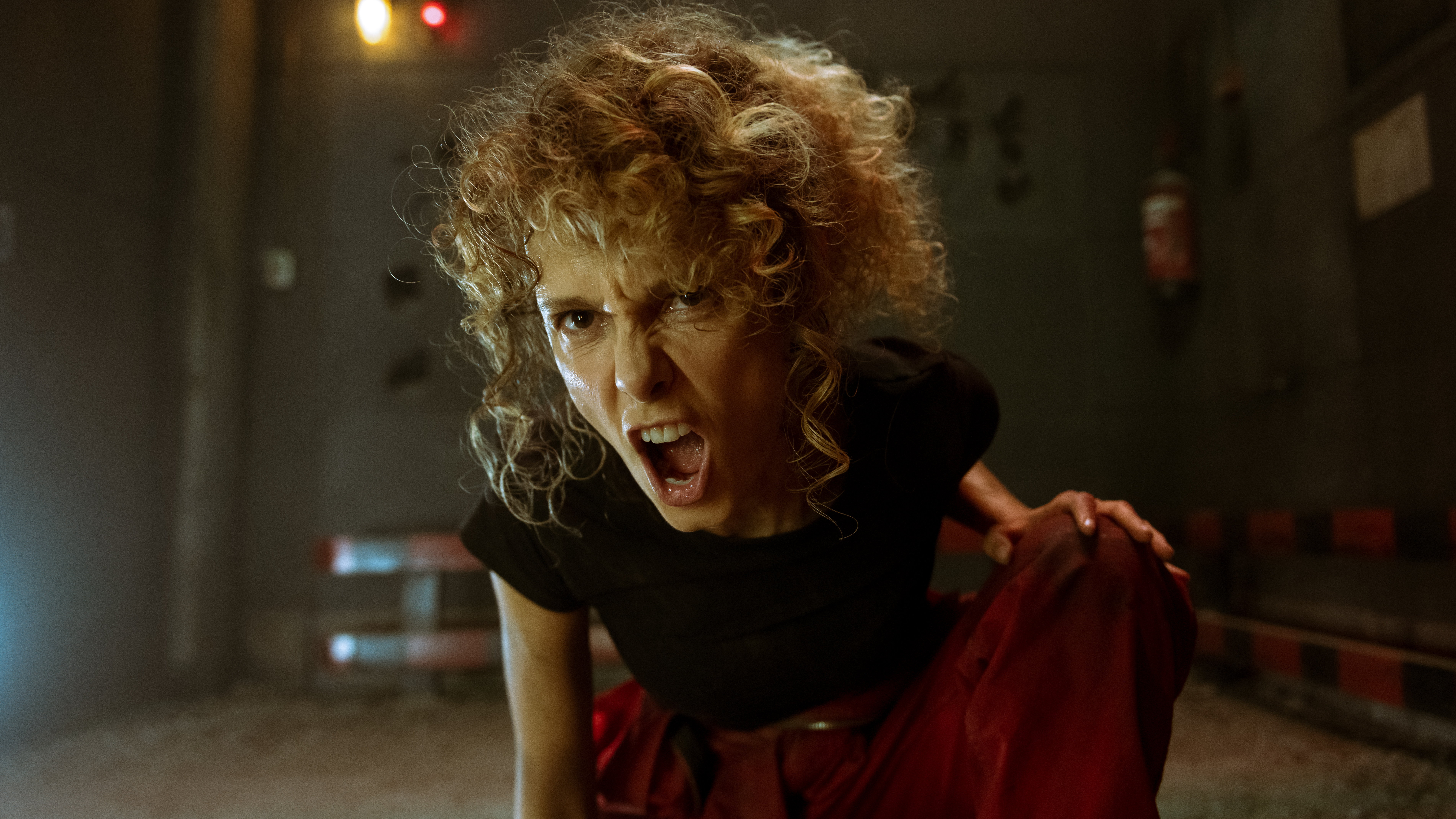 Netflix ha revelado hoy las primeras imágenes de la última entrega de La casa de papel. El atraco continúa, la guerra se acerca y el líder de la banda ha perdido el control. El final de la serie original creada por Álex Pina está cada vez más cerca.