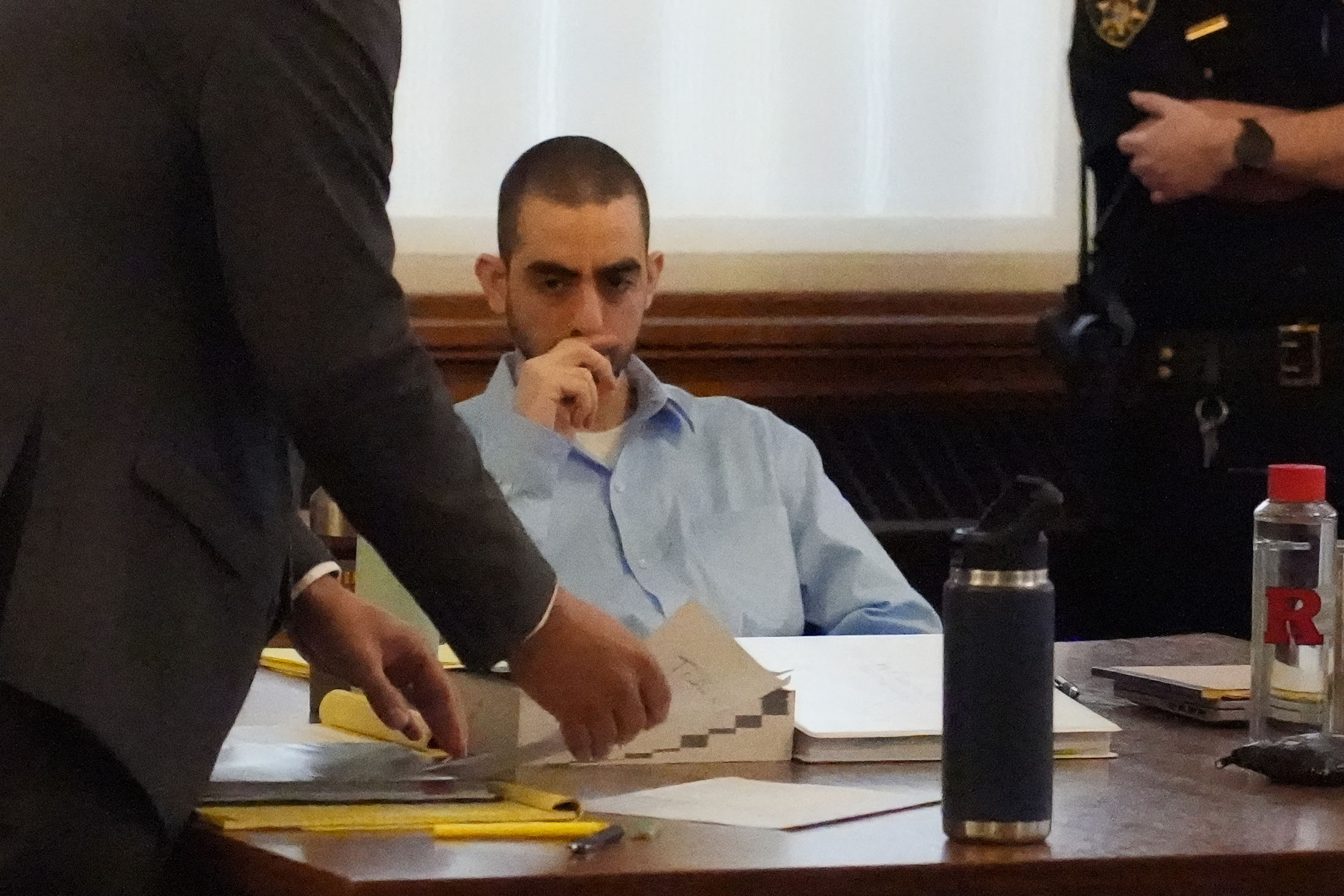 AME9787. CHAUTAUQUA (ESTADOS UNIDOS), 13/02/2025.- Hadi Matar, el joven de 27 años acusado del intento de asesinato contra el escritor británico-estadounidense Salman Rushdie, asiste al juicio en su contra este jueves, en el condado de Chautauqua Nueva York (Estados Unidos). Hadi Matar accedió al Tribunal del Condado de Chautauqua (estado de Nueva York) donde si dirime su caso afirmando que "Israel es un Estado asesino". EFE/ Guillermo Azábal