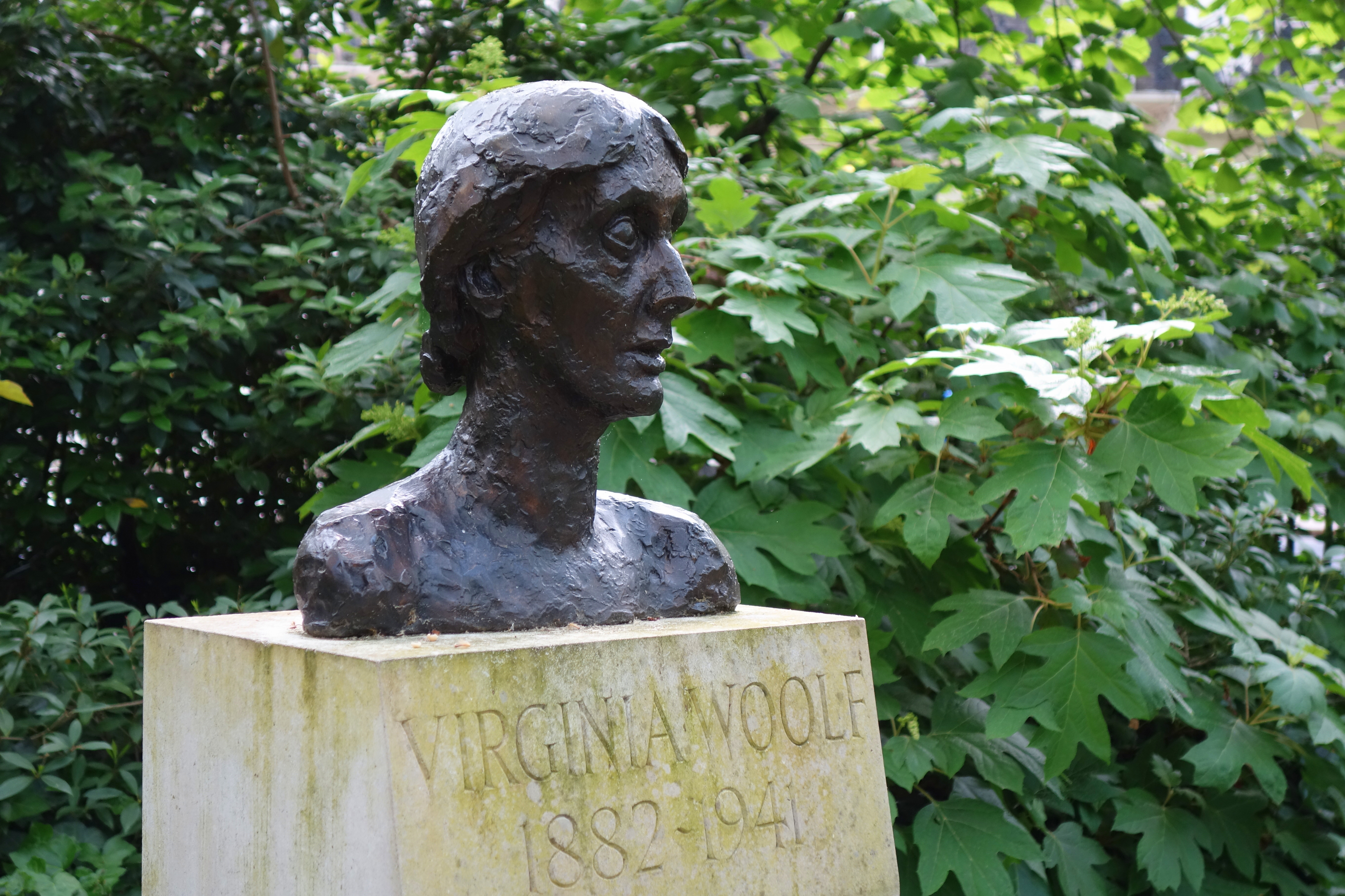 Este busto de Virginia Woolf es un homenaje a la obra de la escritora que, a comienzos del siglo XX, enfocó su literatura en las condiciones materiales de las mujeres de su época.