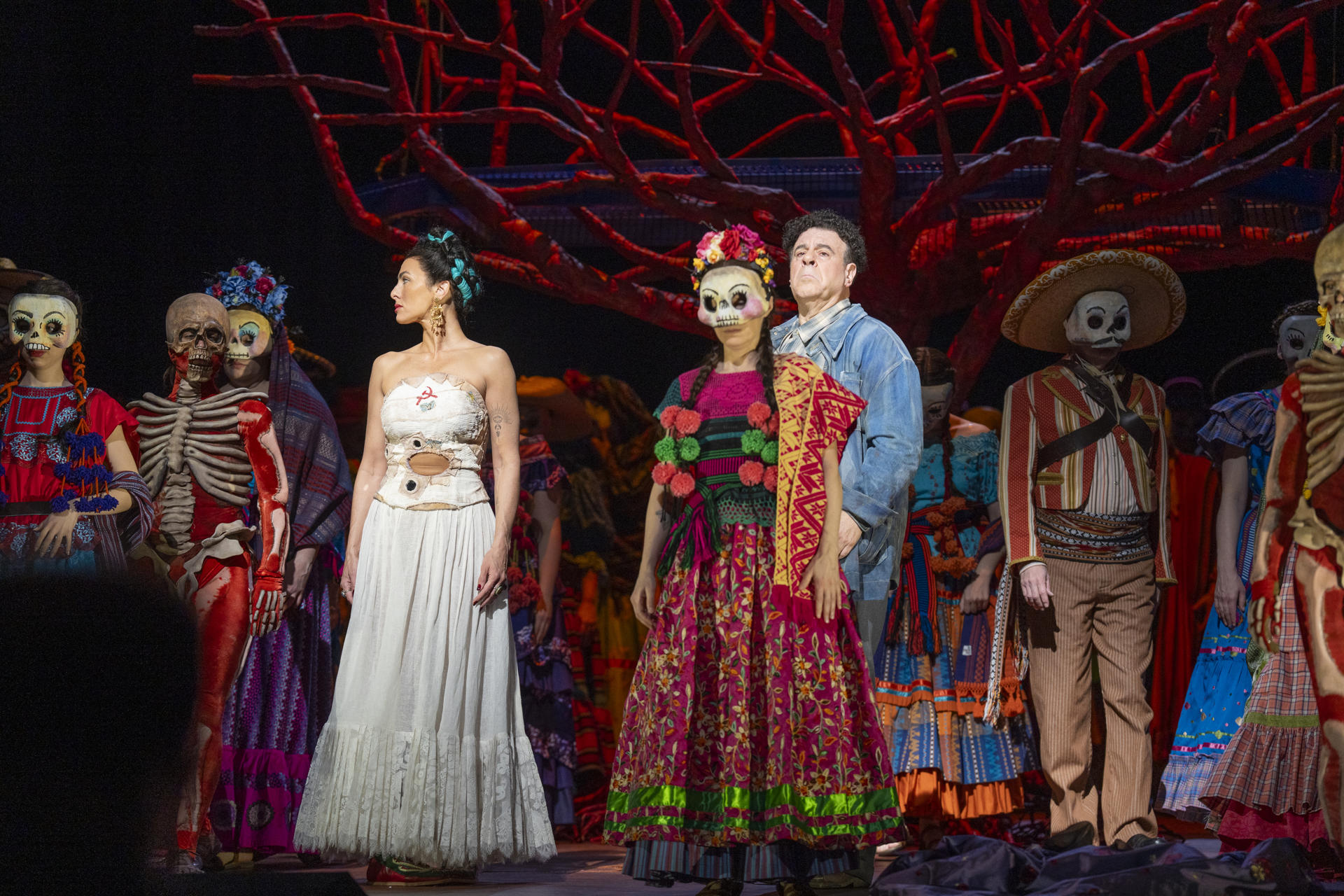 AME9912. NUEVA YORK (ESTADOS UNIDOS), 10/05/2026.- Artistas participan en el ensayo de la ópera el 'Ultimo Sueño de Frida y Diego' este miércoles, en el Metropolitan Opera, en Nueva York (Estados Unidos). La mexicana Frida Kahlo regresa a la vida en la nueva producción de la Metropolitan Opera de Nueva York, 'El Último Sueño de Frida y Diego', que evoca el lado poético y frágil de la artista e imagina su relación con el también pintor Diego Rivera. EFE/ Ángel Colmenares
