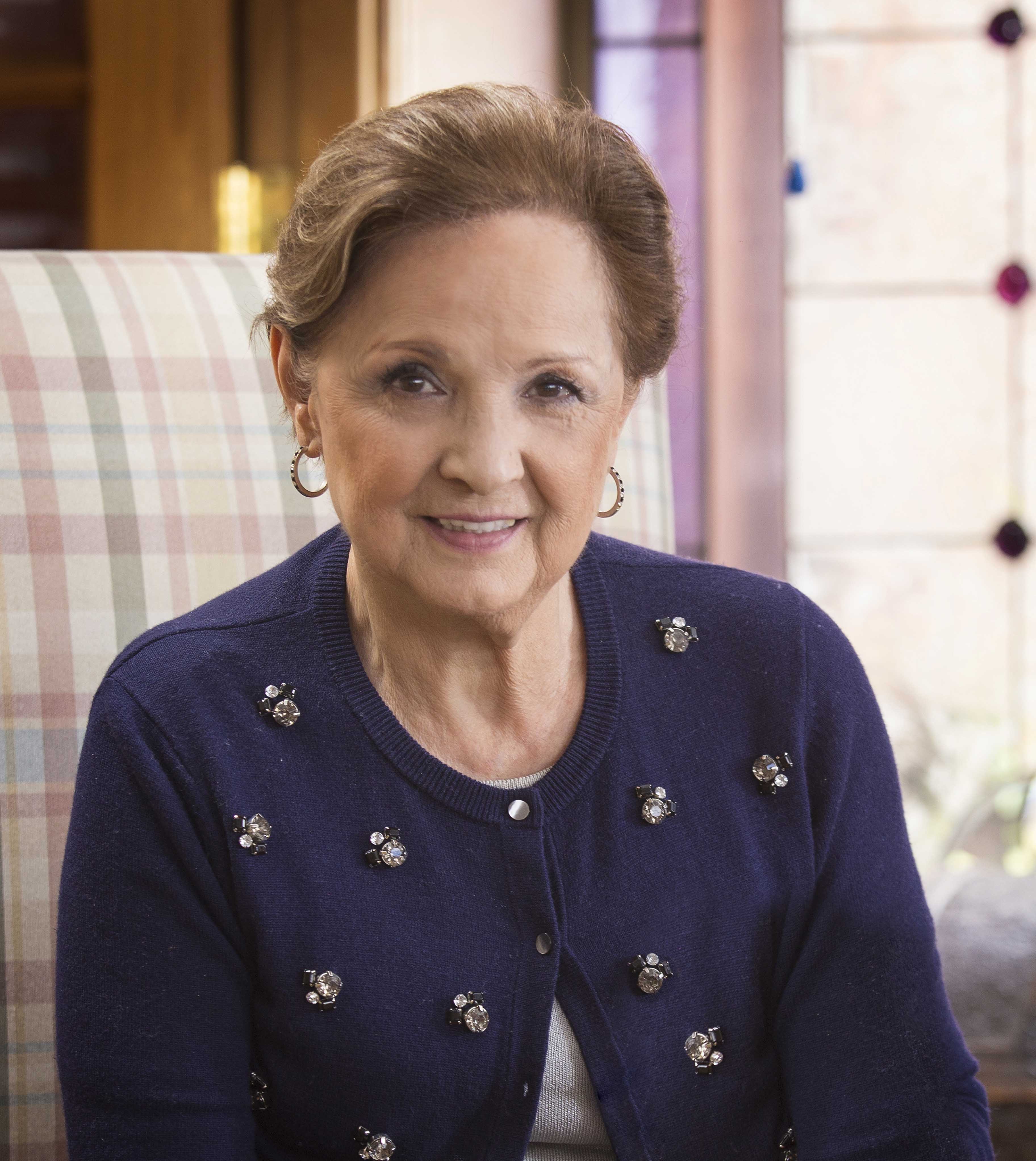 Una abuela a la antigua: Judy HenríquezJudy Henríquez ha sido abuela muchas veces. La mayoría de ellas en la pan­talla, donde se ha ganado el cariño y la admiración de los colombianos, y otras cuatro por fuera de ella. Sus nietos pertenecen a dos generaciones: las mellizas Guadalupe y Marti­na, de 7 años, son las niñas de su hija Adriana Romero y su esposo, Rodrigo Candamil; Alejandro y Pablo (de 25 y 23 años), son de su otra hija, Jimena.“Los mayores viven en Estados Unidos, así que son mis nietos un poquito lejanos. Y es que yo para eso del Whatsapp y esas cosas sí soy muy vieja. Conmigo toca a la antigua, por el teléfono de la casa”, asegura Judy.