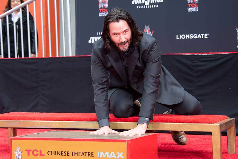 Keanu Reeves deja sus huellas en el cemento del Teatro Chino de Hollywood