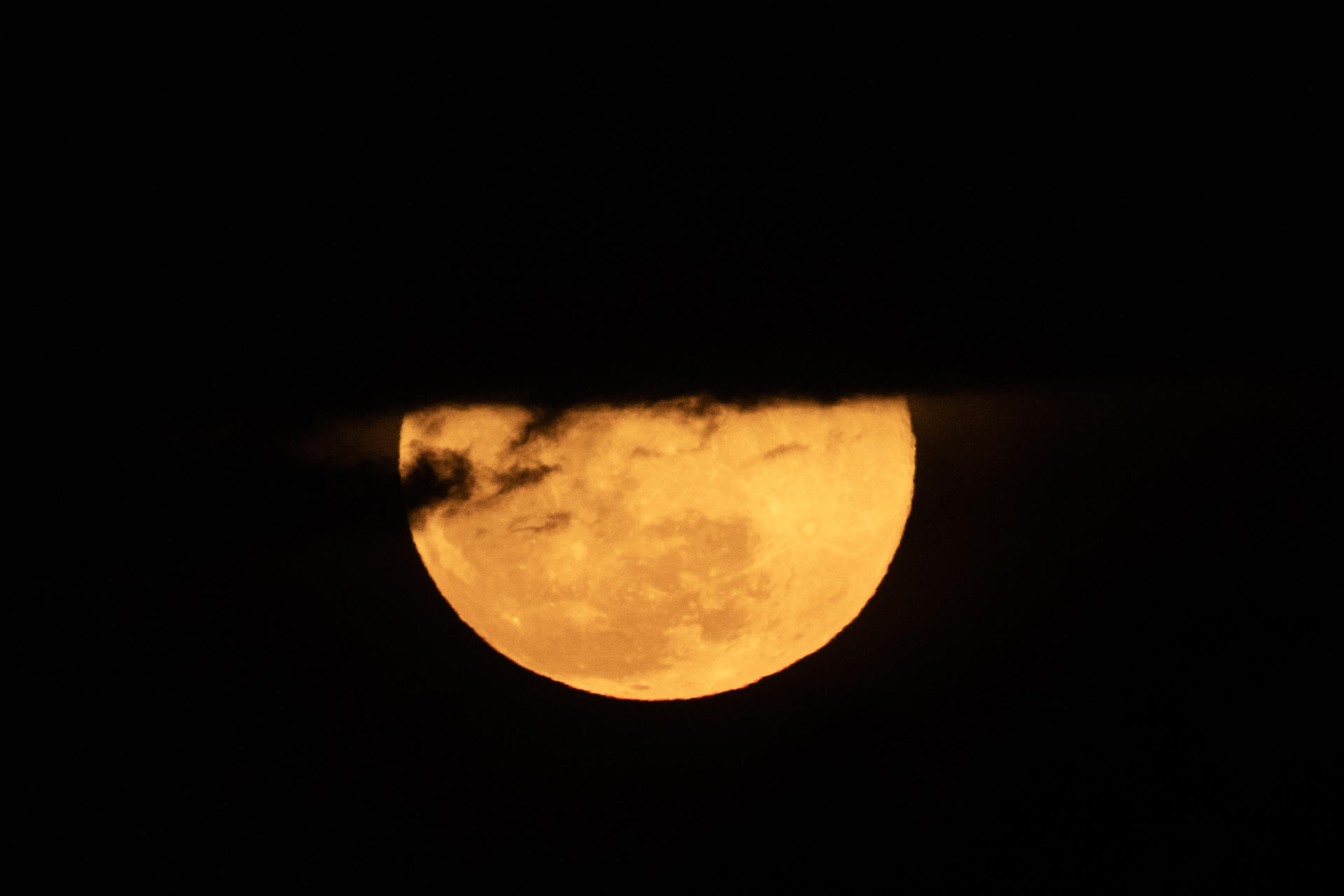 AME1952. SANTO DOMINGO (REPÚBLICA DOMINICANA), 03/01/2026.- Fotografía que muestra la primera Superluna del año, llamada la Luna del Lobo, este sábado en Santo Domingo (República Dominicana). EFE/ Orlando Barría
