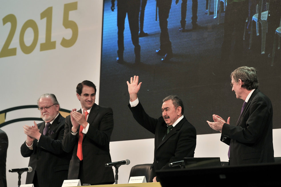 Javier Gutiérrez, en compañía del ministro de Minas, Tomás González, y miembros de la junta directiva, se despide de los accionistas durante la Asamblea General.Óscar Pérez