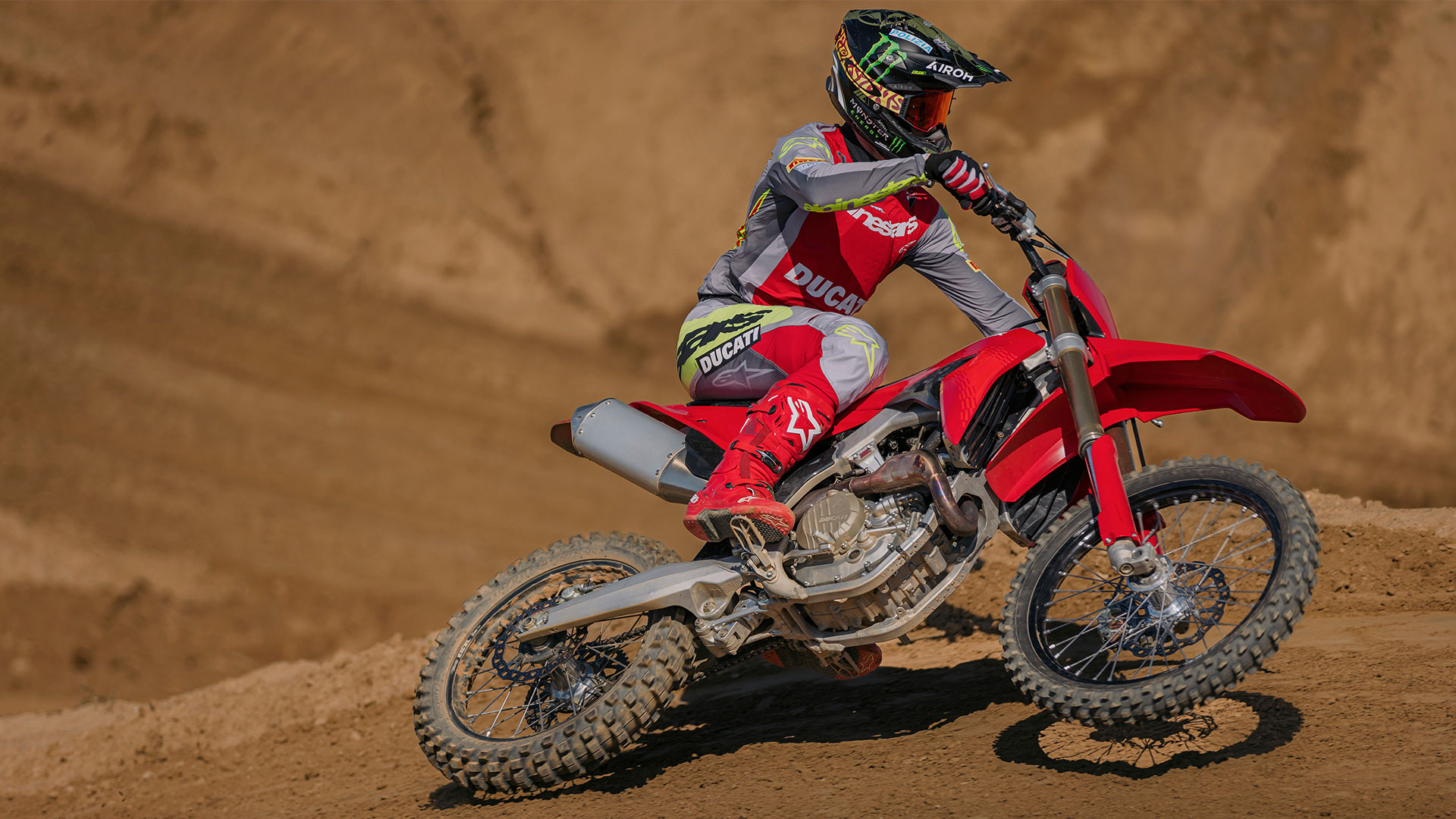 Así es la Desmo450 MX, la primera moto de motocross diseñada por Ducati
