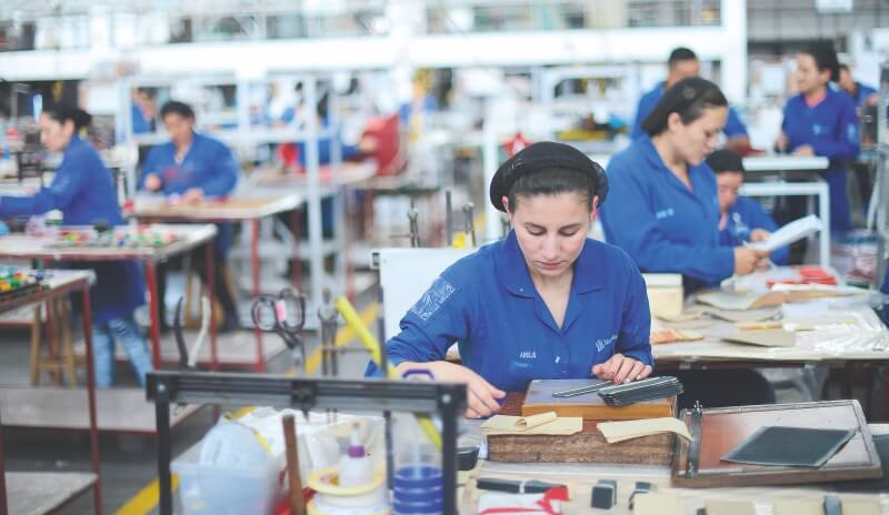 ¿Por qué la propuesta de una prima extra beneficia más a trabajadores de grandes empresas?