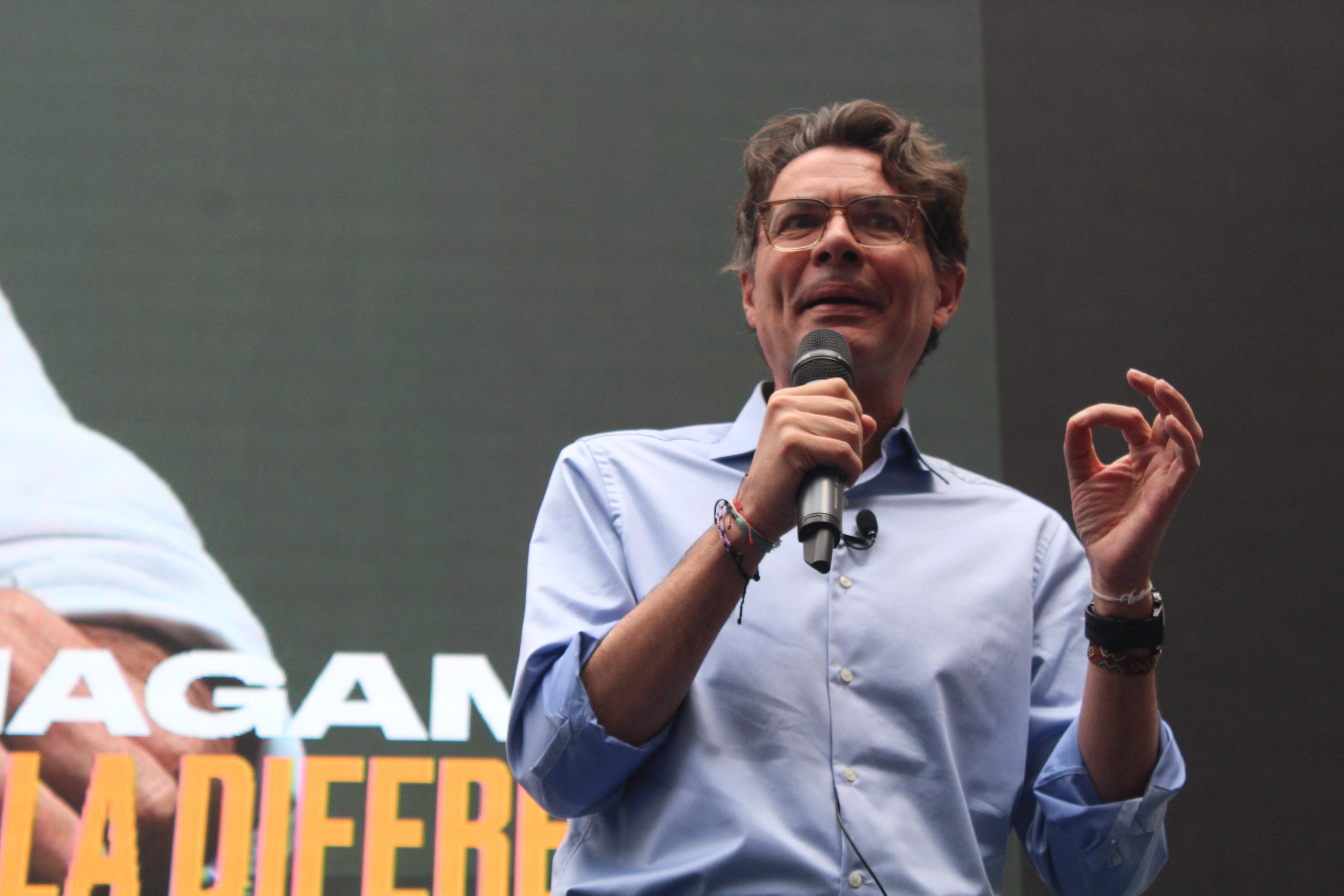 Candidato de la Coalición Centro Esperanza durante su inscripción a la presidencia de Colombia en la registraduría.