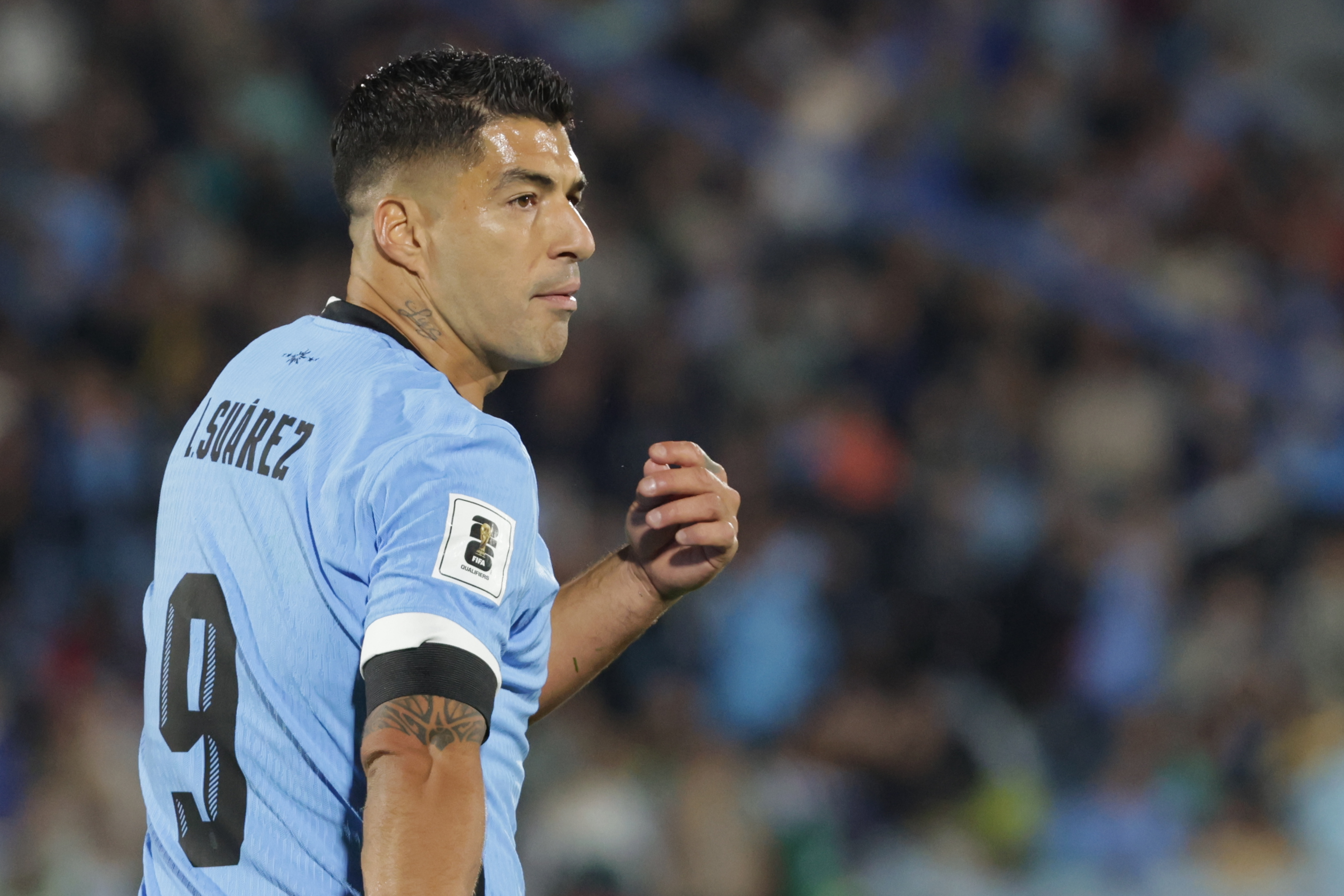 AMDEP6187. MONTEVIDEO (URUGUAY), 06/09/2024.- Luis Suárez de Uruguay reclama una falta este viernes, en un partido de las eliminatorias sudamericanas para el Mundial de 2026 entre Uruguay y Paraguay en el estadio Centenario en Montevideo (Uruguay). EFE/ Gastón Britos