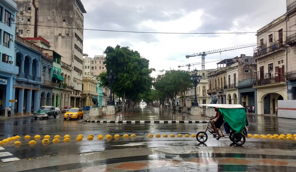 En Cuba empiezan a despuntar los cambios. En el Paseo El Prado, en La Habana, que hace pocos meses fue escenario del vistoso desfile de la casa francesa de modas Chanel, hoy se ven los contrastes de los emblemáticos autos antiguos con algunos mucho más nuevos. Asimismo, aparecen con más frecuencia grúas que trabajan en la renovación de los inmuebles. / Foto: Teresita Goyeneche