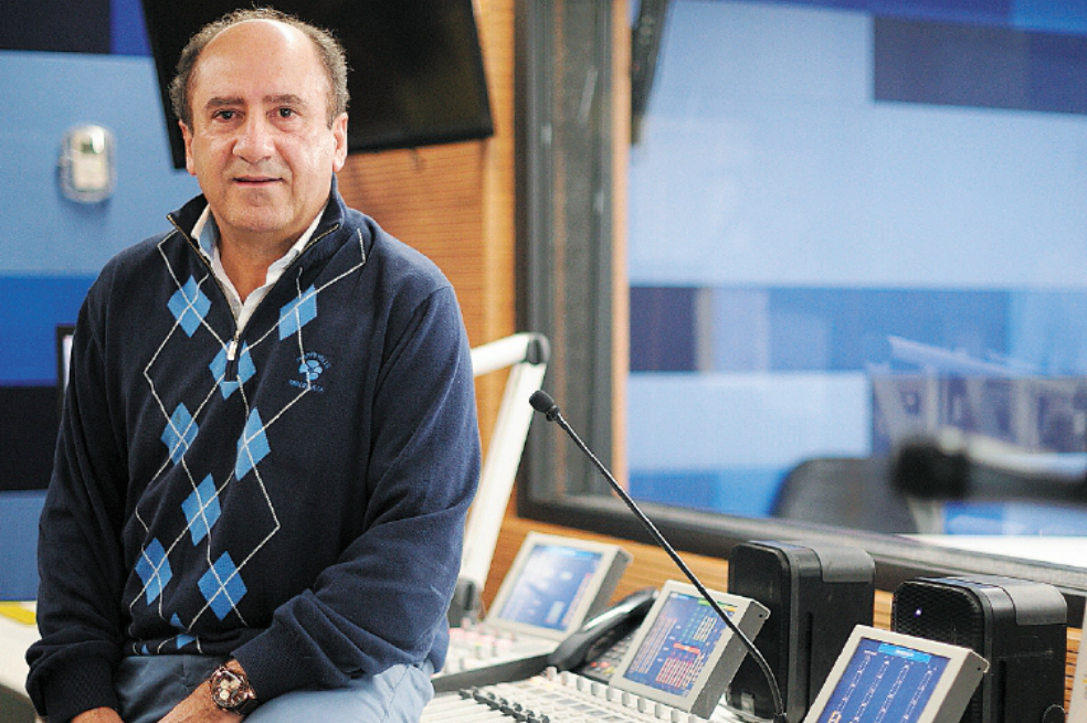 Para Carlos Arturo Gallego, la radio acompaña a los oyentes. / Mauricio Alvarado