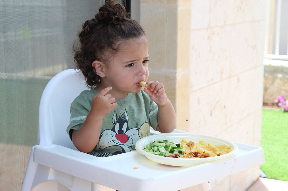 Contarles a los niños los beneficios de los alimentos hace que coman más sano