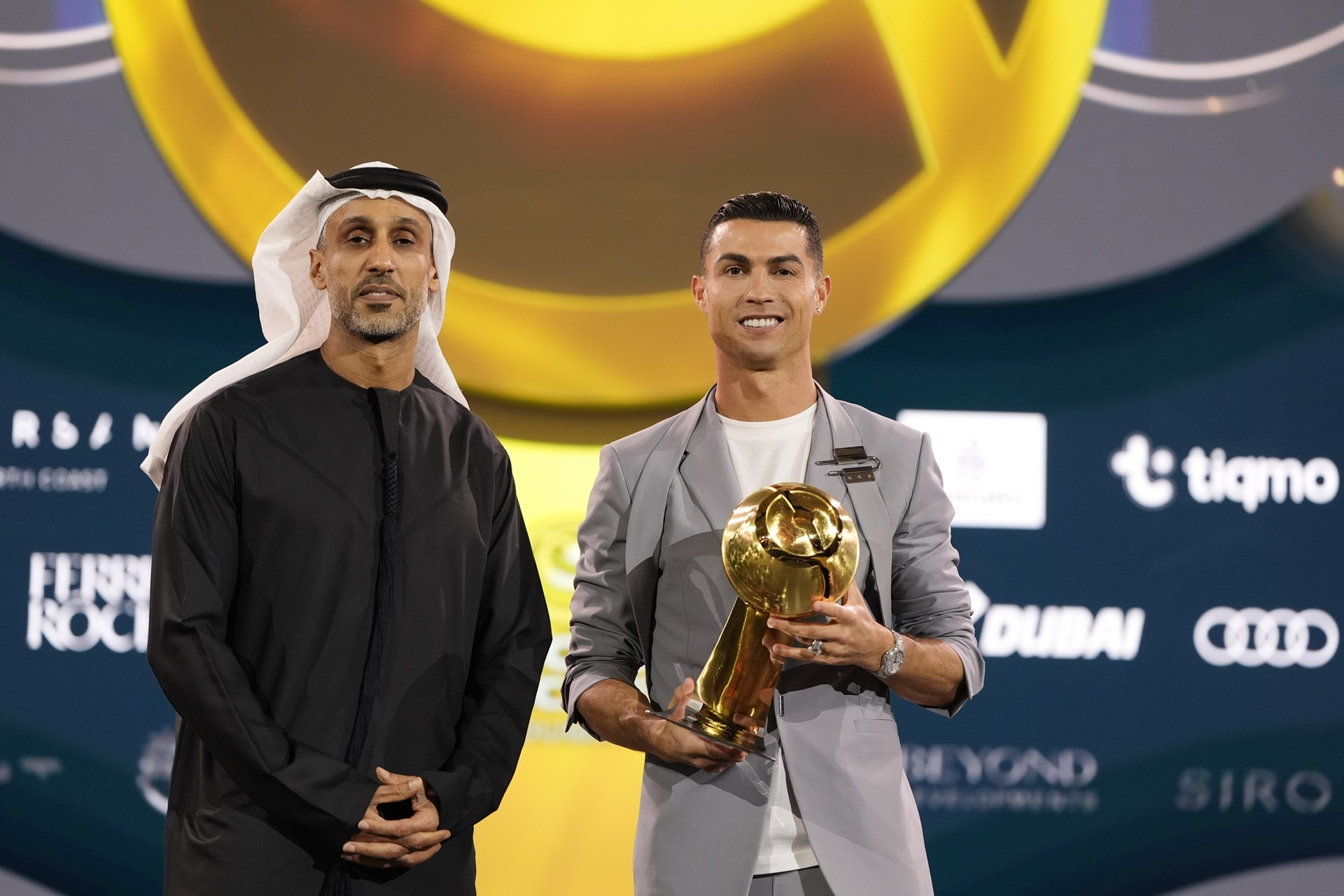 DUBAI, 28/12/2024.- El delantero portugués Cristiano Ronaldo (d) es reconocido en los premios Globe Soccer Awards, este viernes en Dubai. EFE/ Action Global Comunication SOLO USO EDITORIAL/SOLO DISPONIBLE PARA ILUSTRAR LA NOTICIA QUE ACOMPAÑA (CRÉDITO OBLIGATORIO)