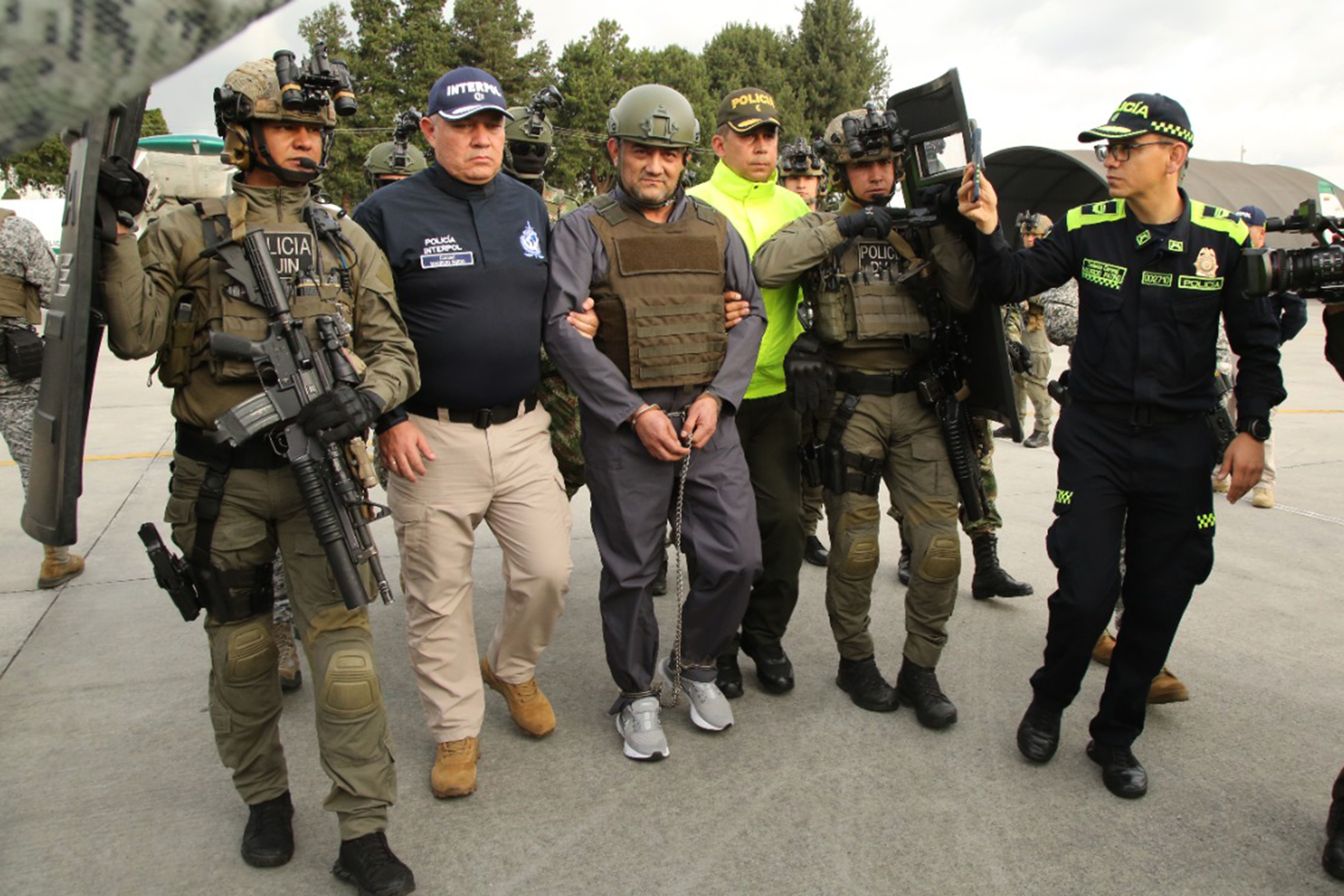 BOG400 BOGOTÁ (COLOMBIA), 04/11/2021.- Fotografía cedida hoy por la Presidencia de Colombia que muestra al jefe del Clan del Golfo (la mayor banda criminal dedicada al narcotráfico de Colombia y heredera del paramilitarismo) Dairo Antonio Úsuga alias "Otoniel" durante su proceso de extradición desde Bogotá (Colombia) a Estados Unidos. El pasado 8 de abril el presidente colombiano, Iván Duque, firmó su extradición a Estados Unidos, donde es requerido por la Justicia de EE.UU. por delitos relacionados con narcotráfico. EFE/ Presidencia de Colombia /SOLO USO EDITORIAL/SOLO DISPONIBLE PARA ILUSTRAR LA NOTICIA QUE ACOMPAÑA (CRÉDITO OBLIGATORIO)