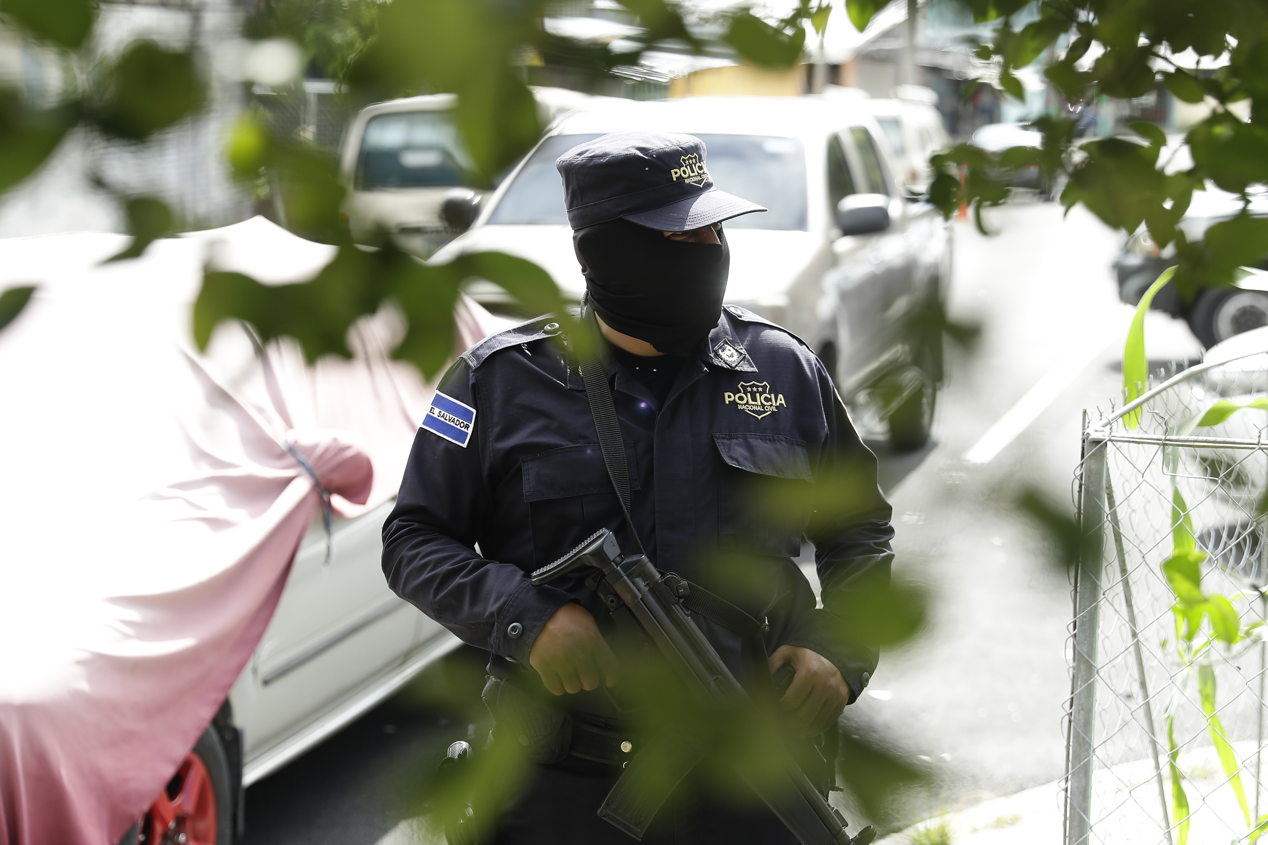 AME261. TONACATEPEQUE (EL SALVADOR), 18/08/2022.- Un agente policial realiza en un operativo el 17 de agosto de 2022, en Tonacatepeque (El Salvador). El Salvador, que se encuentra desde finales de marzo en régimen de excepción como medida para combatir a las pandillas, registra 12 días de agosto sin homicidios, según reportes de la Policía Nacional Civil (PNC) y del presidente Nayib Bukele. EFE/ Rodrigo Sura