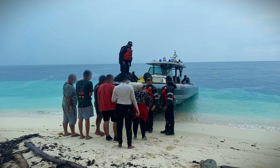 Rescataron a ocho migrantes abandonados en un cayo cerca de San Andrés