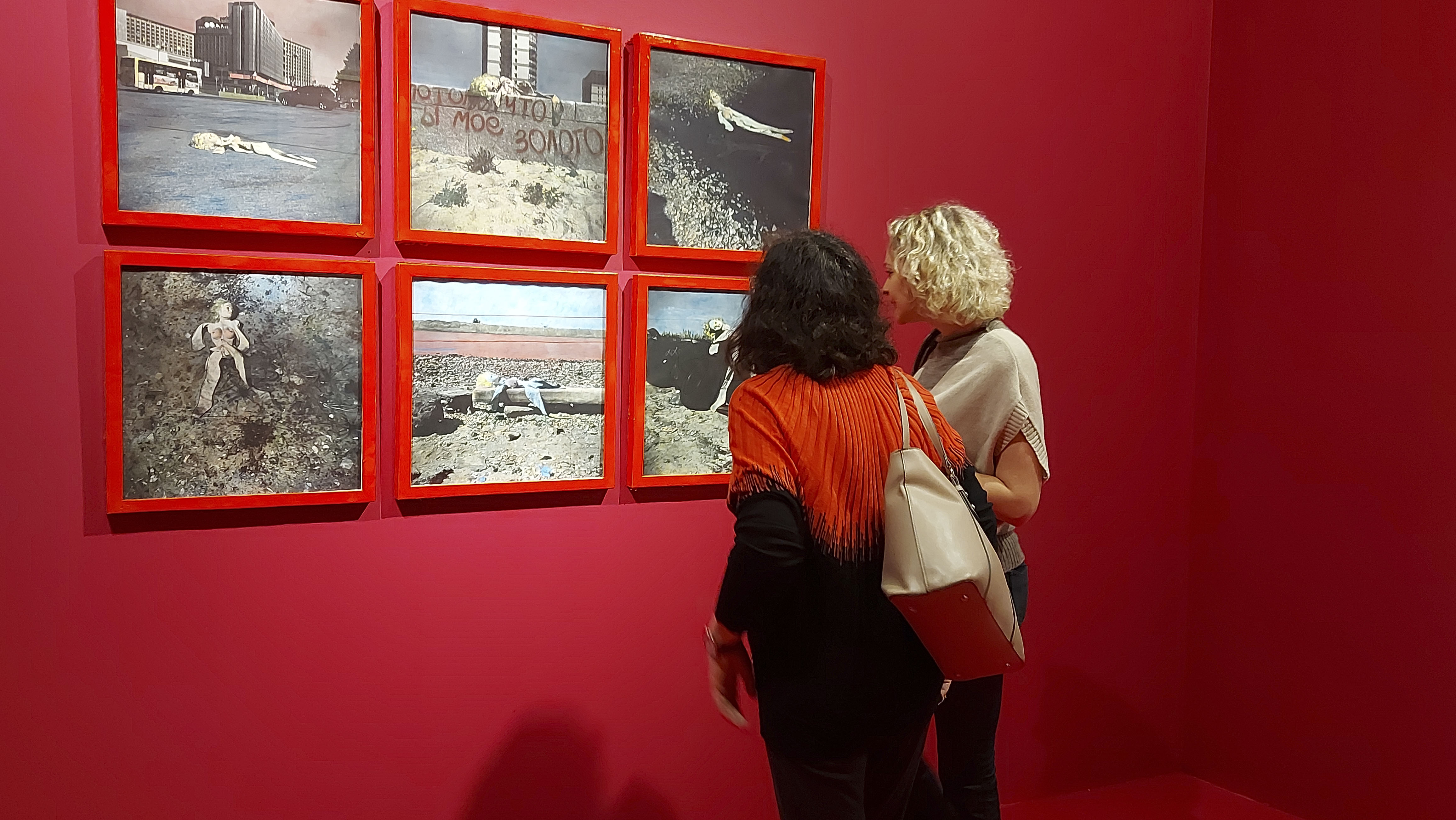 MOSCÚ (RUSIA), 24/10/2023.- Vista de la exposición "Andy Warhol y pintores rusos", inaugurada este martes en el Museo Hebreo de la Tolerancia en Moscú. La muestra intercala obras del el célebre creador del arte pop y con otras de creadores rusos sobre temas como la identidad, la gloria, el dinero o la muerte. EFE/Fernando Salcines