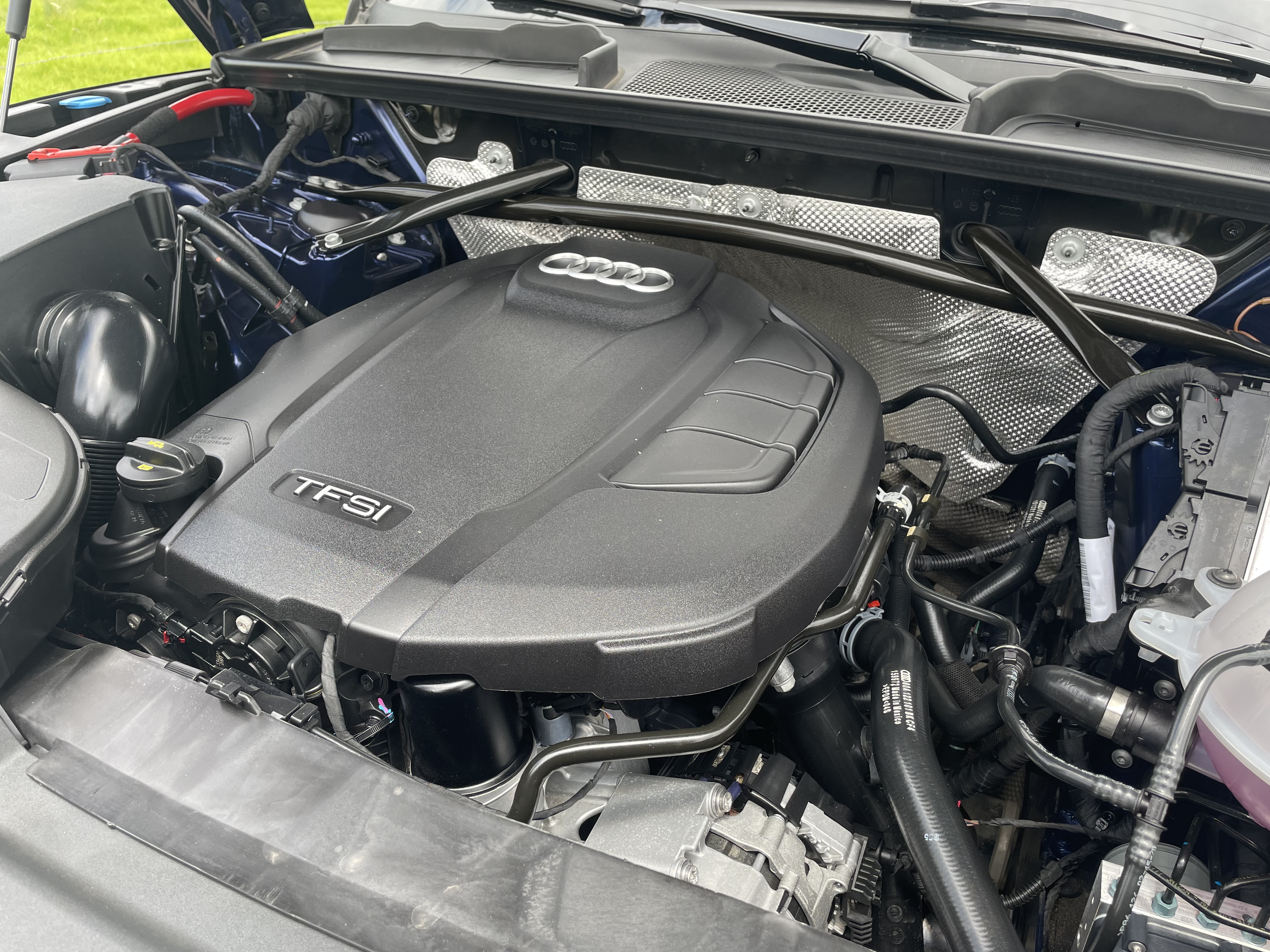 Audi Q5 cuenta con un motor 45 TFSI, de dos litros y cuatro cilindros. Entrega 249 caballos de potencia y 370 Nm de torque.