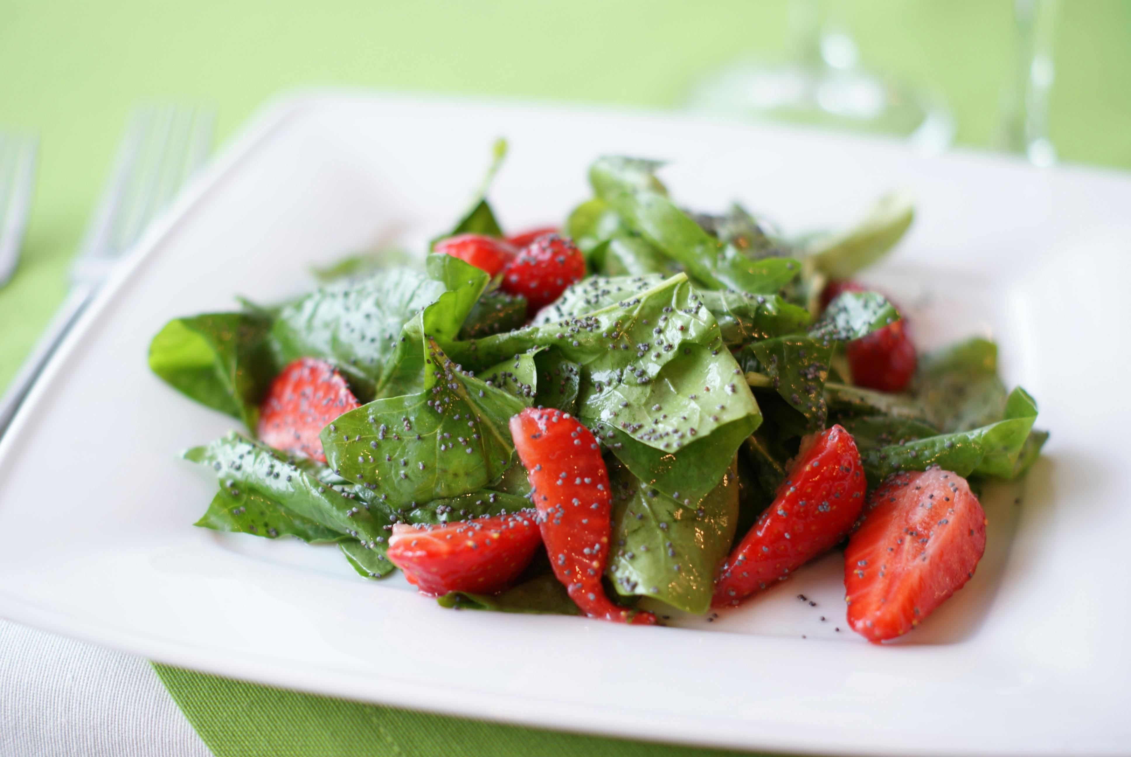 Ensalada fresca con lechuga, uvas, fresas y almendras