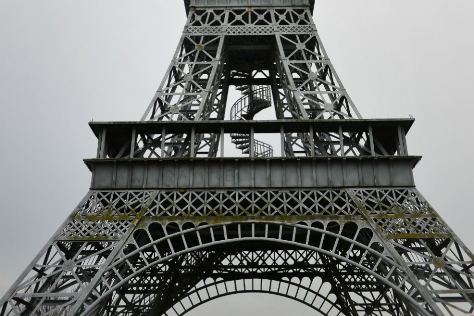 Subastan un pedazo de la Torre Eiffel en 169.000 euros